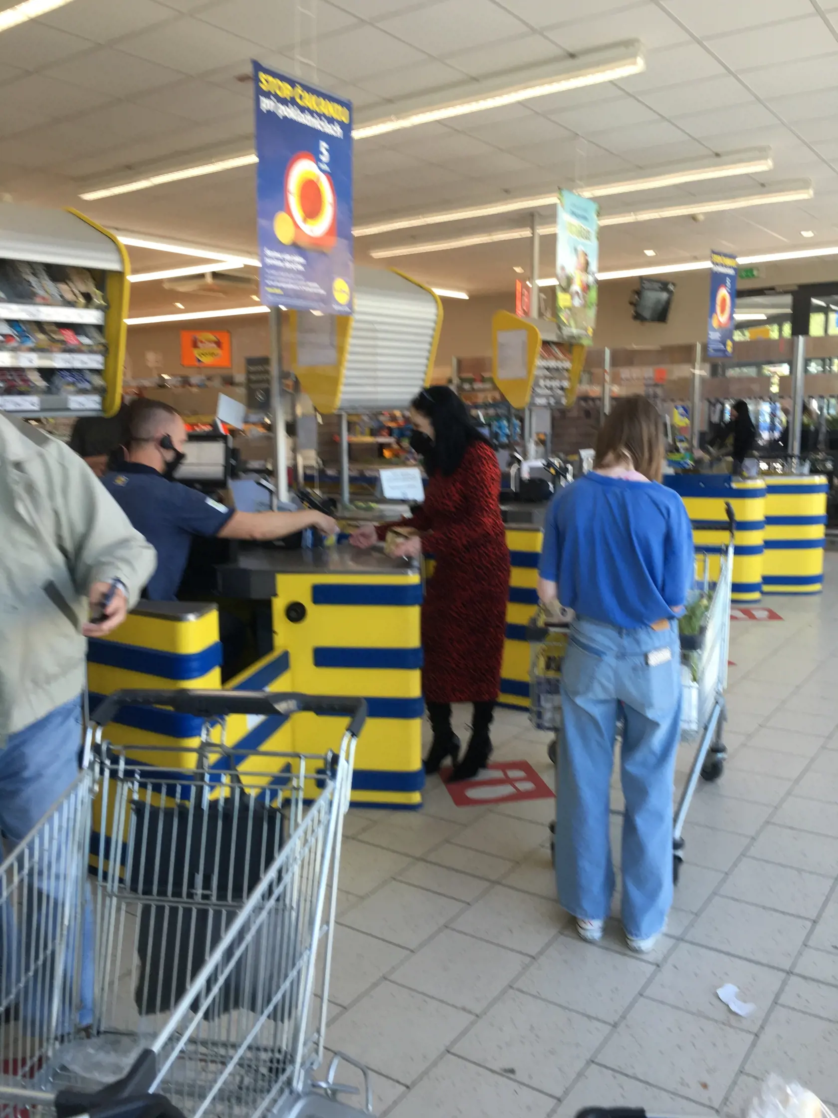 Eva Rezešová, ako ju zachytil čitateľ pri nákupe v supermarkete. Babke podľa všetkého, prišla na pomoc vnučka.