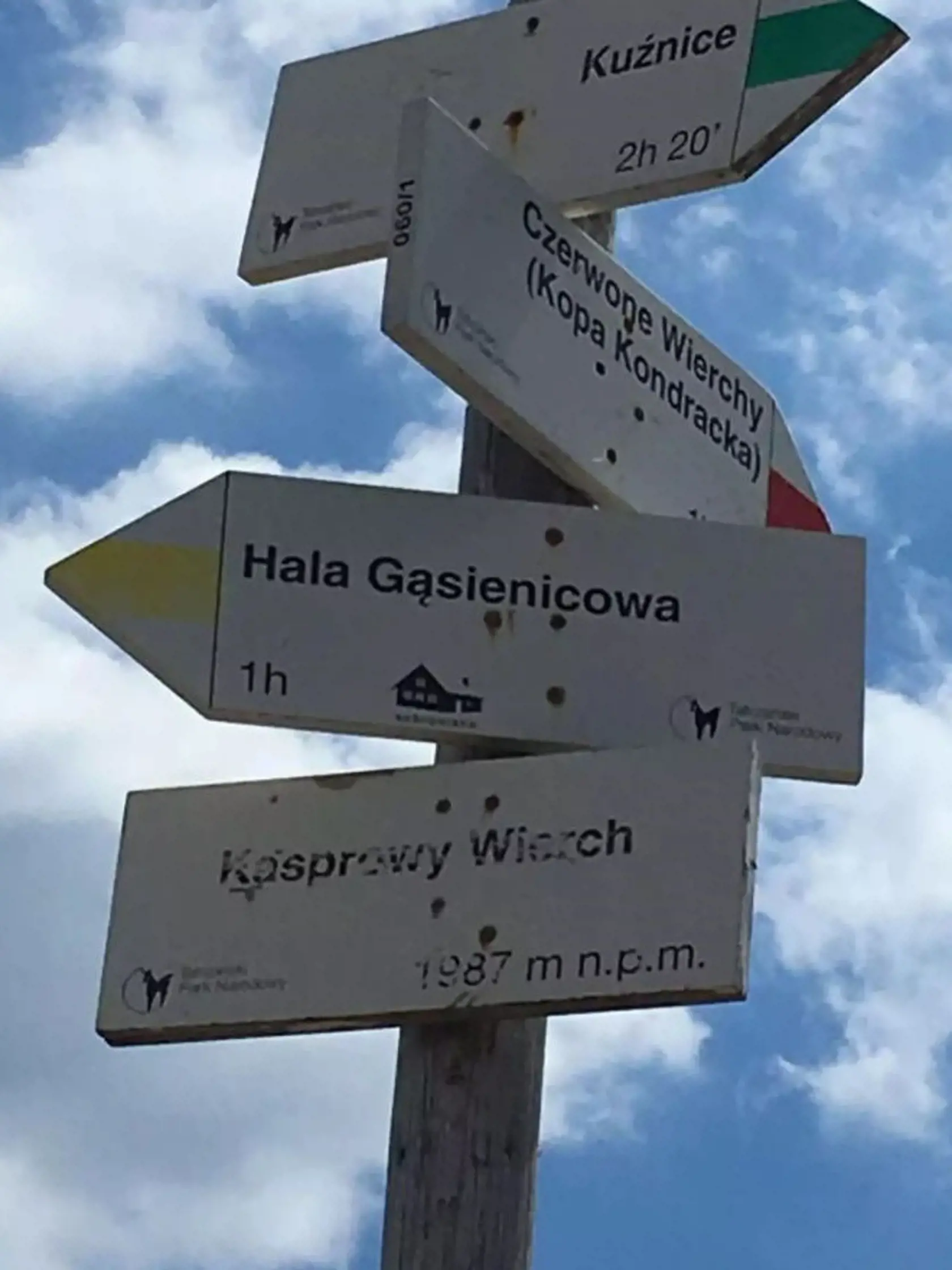 Kasprov vrch ukazovatele turistických trás.
