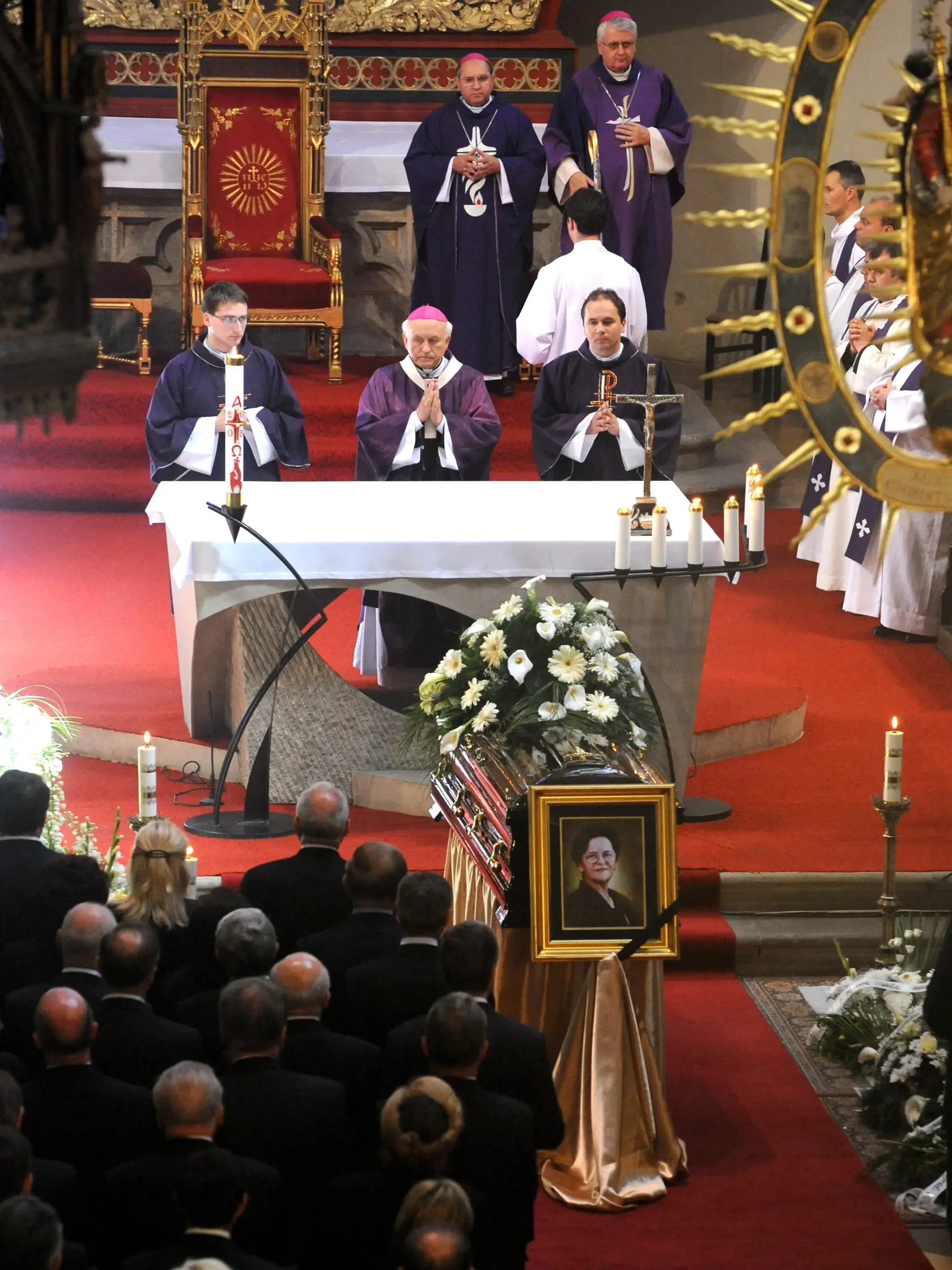 Zádušná svätá omša v Dóme sv. Alžbety v Košiciach pri poslednej rozlúčke s Irenou Schusterovou.  Omšu slúžil .košický arcibiskup Alojz Tkáč.
