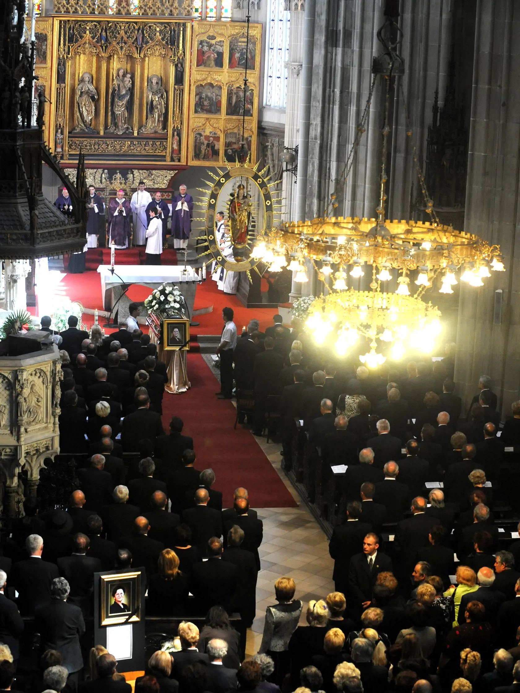 Zádušná svätá omša v Dóme sv. Alžbety v Košiciach pri poslednej rozlúčke s Irenou Schusterovou.  Omšu slúžil .a obrad viedol košický arcibiskup Alojz Tkáč.