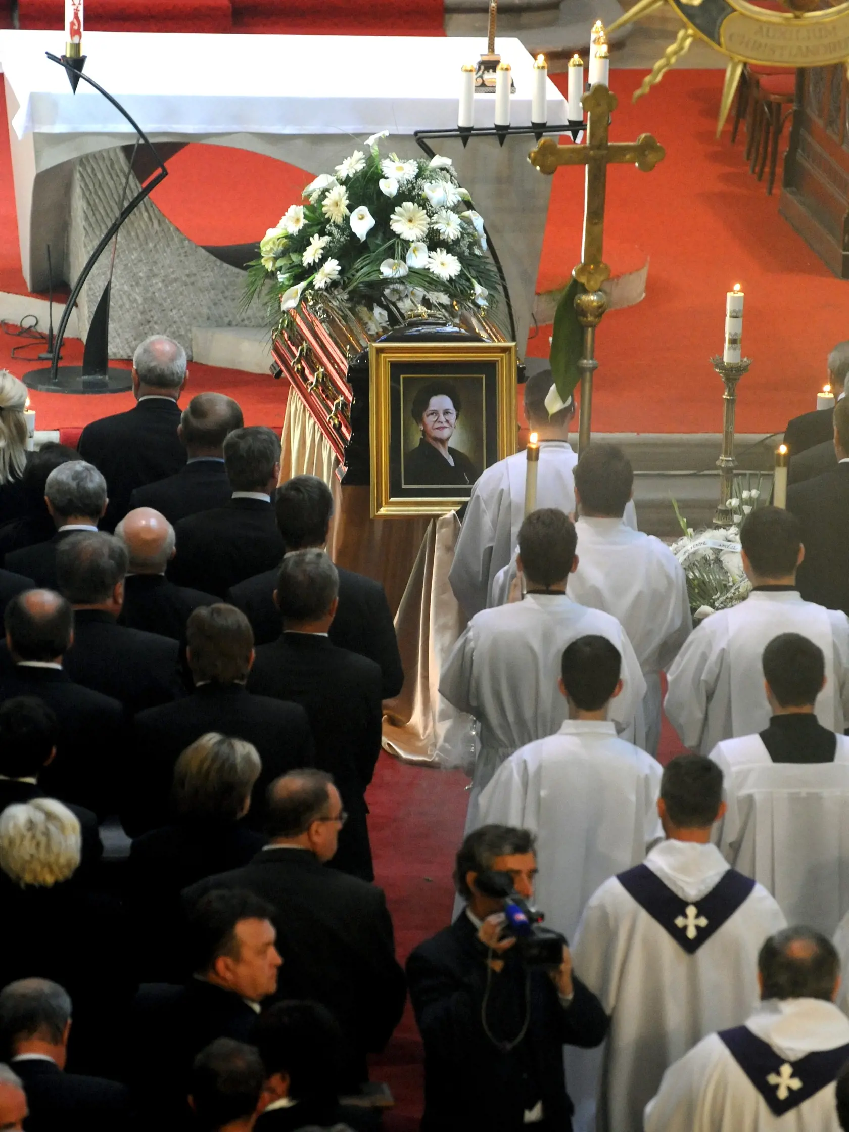Zádušná svätá omša v Dóme sv. Alžbety v Košiciach pri poslednej rozlúčke s Irenou Schusterovou.  Omšu slúžil .a obrad viedol košický arcibiskup Alojz Tkáč.