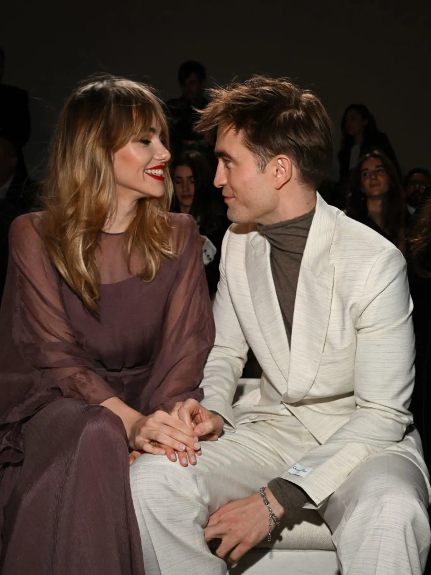 Robert Pattinson a Suki Waterhouse svoj vzťah tajili 4 roky, teraz prišli do spoločnosti ako pár.