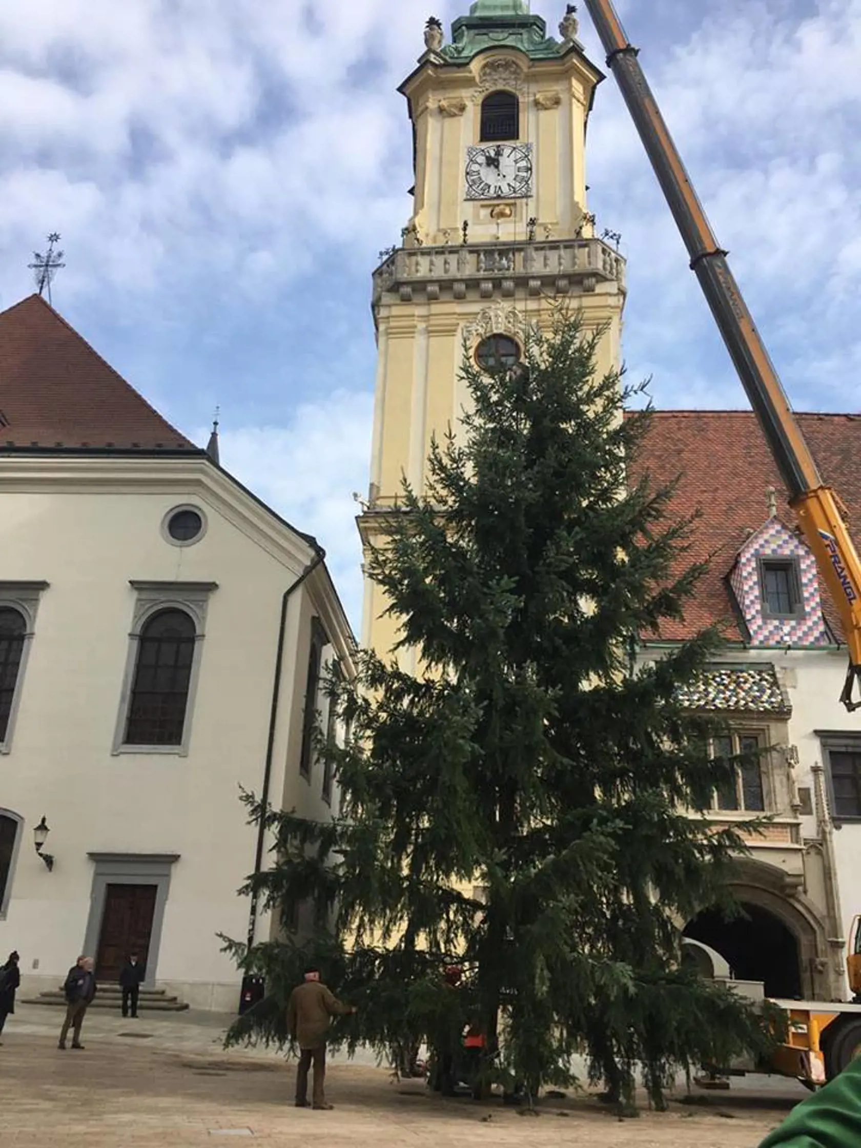 Na Hlavnom námestí osadili vianočný stromček.