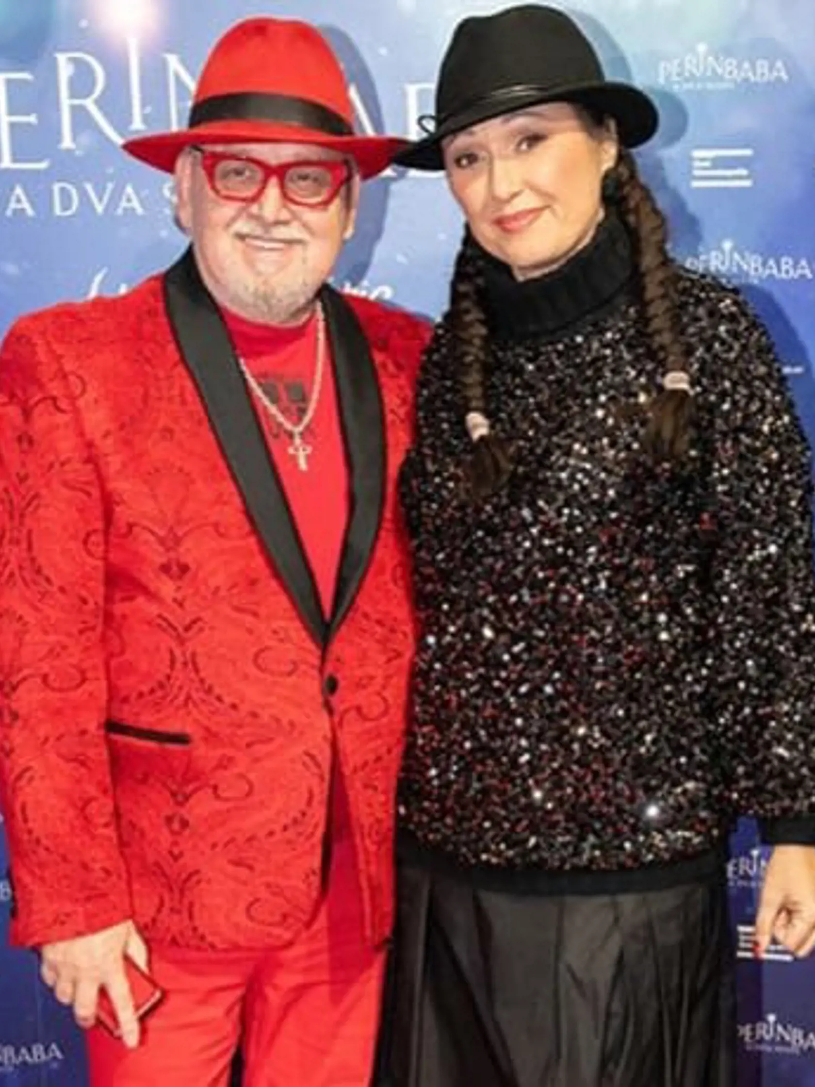Na premiéru dorazila Janette Jakubisková v sprievode Jozefa Red Oklamčáka a jeho manželky.
