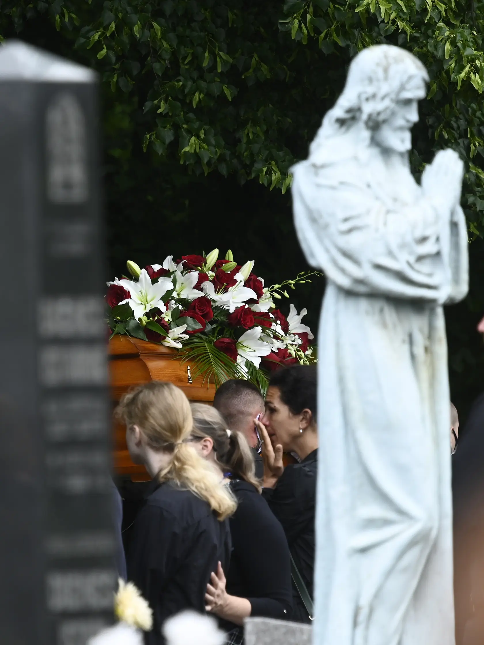 Posledná rozlúčka s tragicky zosnulým učiteľom  Spojenej školy na ulici M. R. Štefánika vo Vrútkach Jaroslavom Budzom. Vrútky, 19. júna 2020. FOTO TASR - Radovan Stoklasa