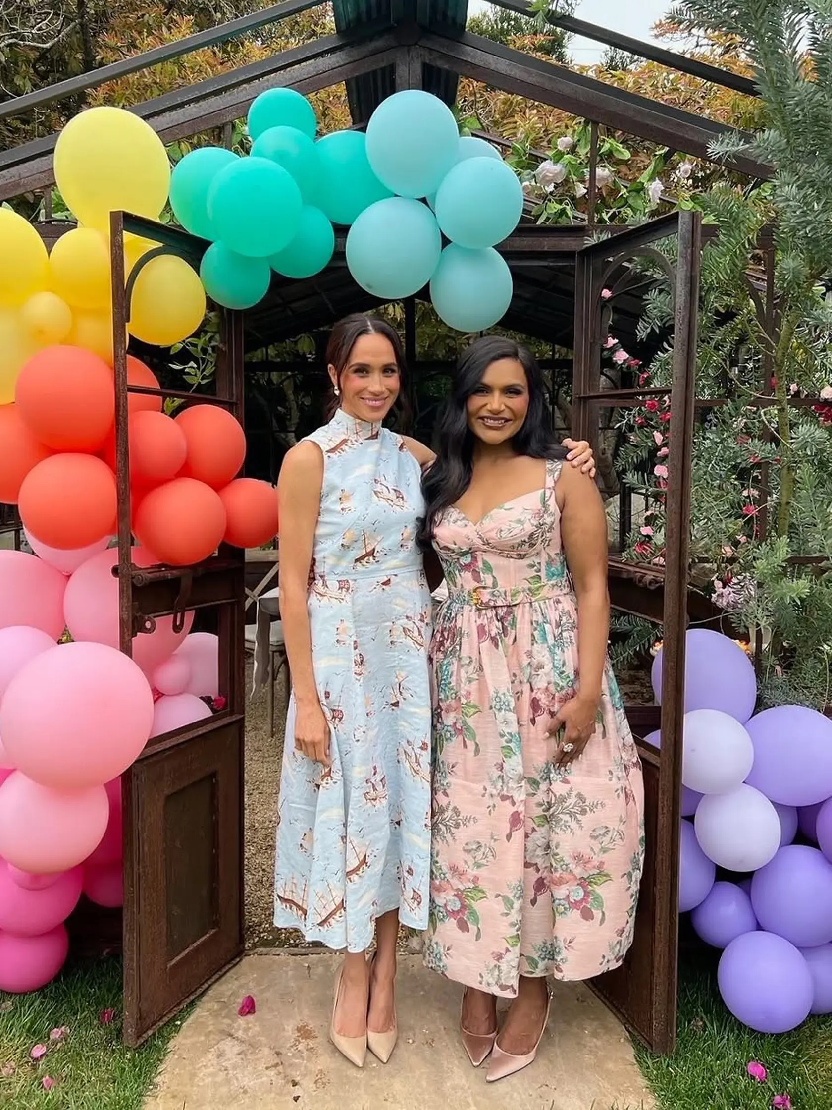 Meghan v šatách Sheila od Emilia Wickstead za vyše tisíc eur. 