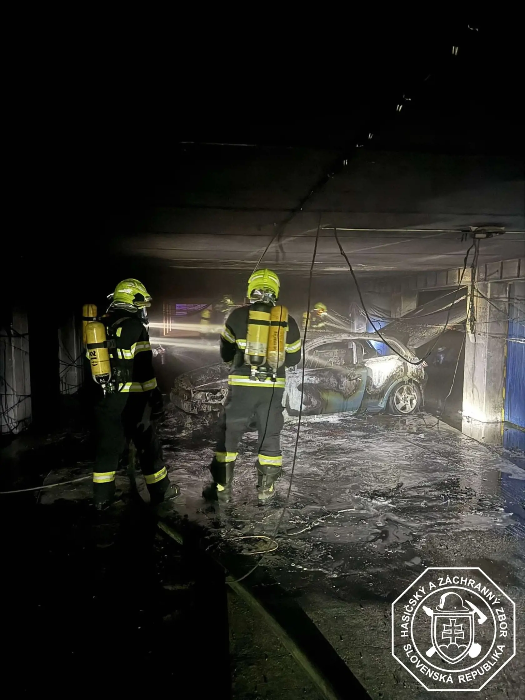 V stredu 5. marca bol krátko pred 20.30 hod. ohlásený požiar osobného motorového vozidla v päťposchodovom garážovom dome na Beniakovej ulici v Bratislave (mestská časť Karlova Ves).