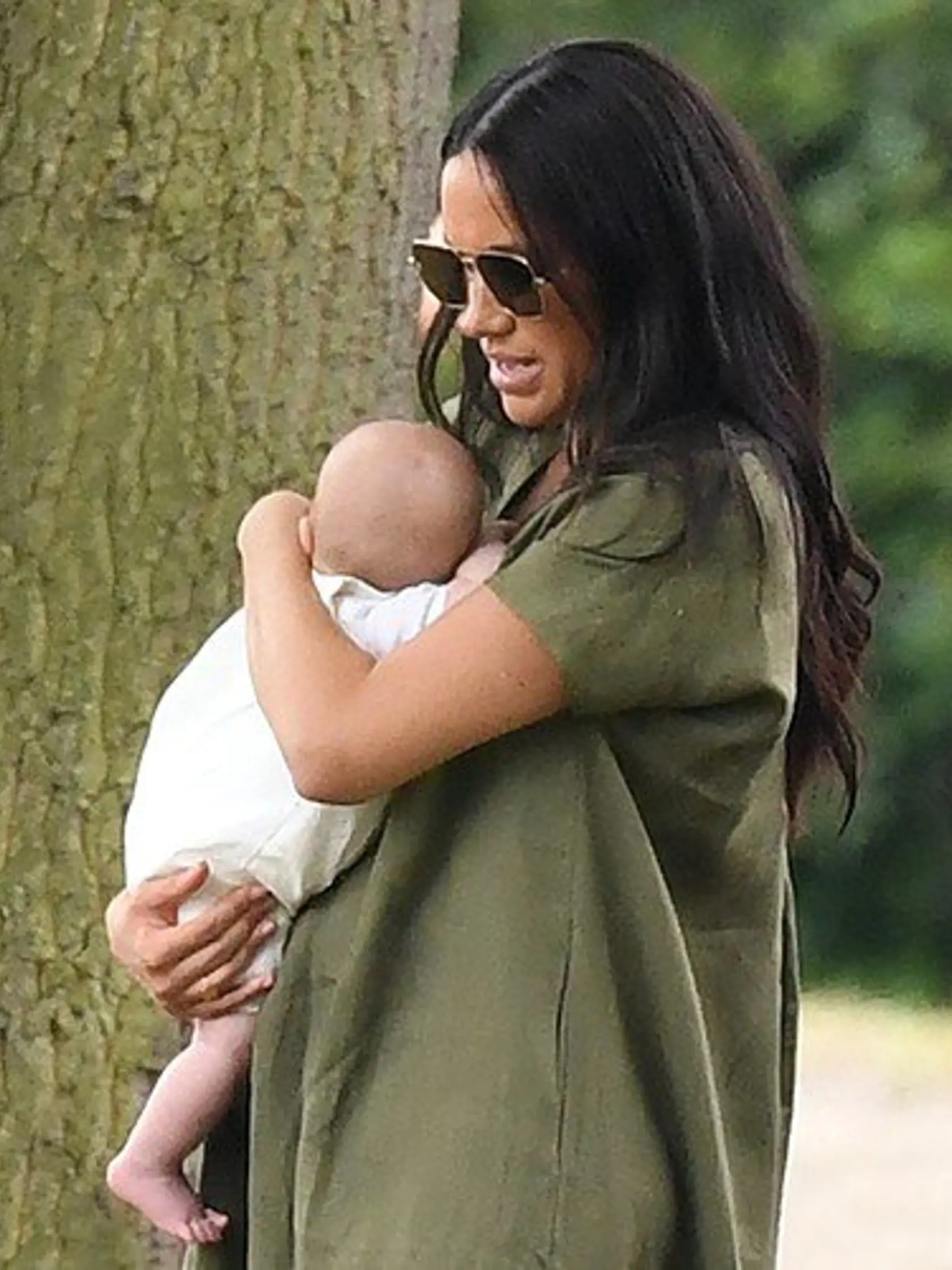 Meghan sa ešte nenaučila držať dieťatko.