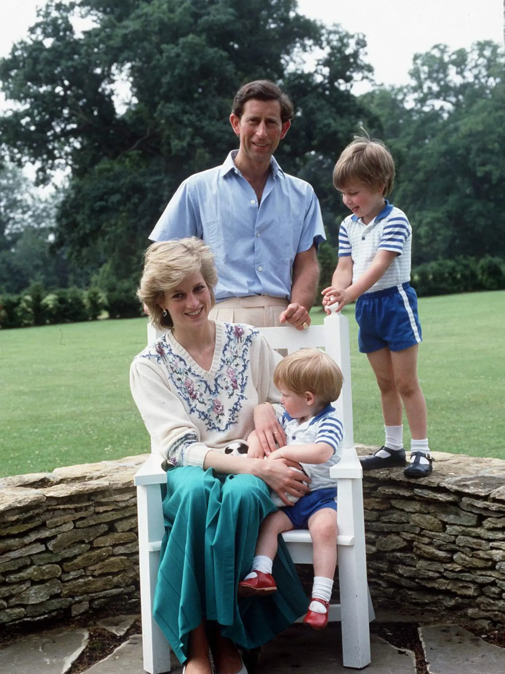 Princezná Diana a princ Charles s princom Williamom a s princom Harrym – páriky pózujú na fotku v Highgrove v roku 1986.