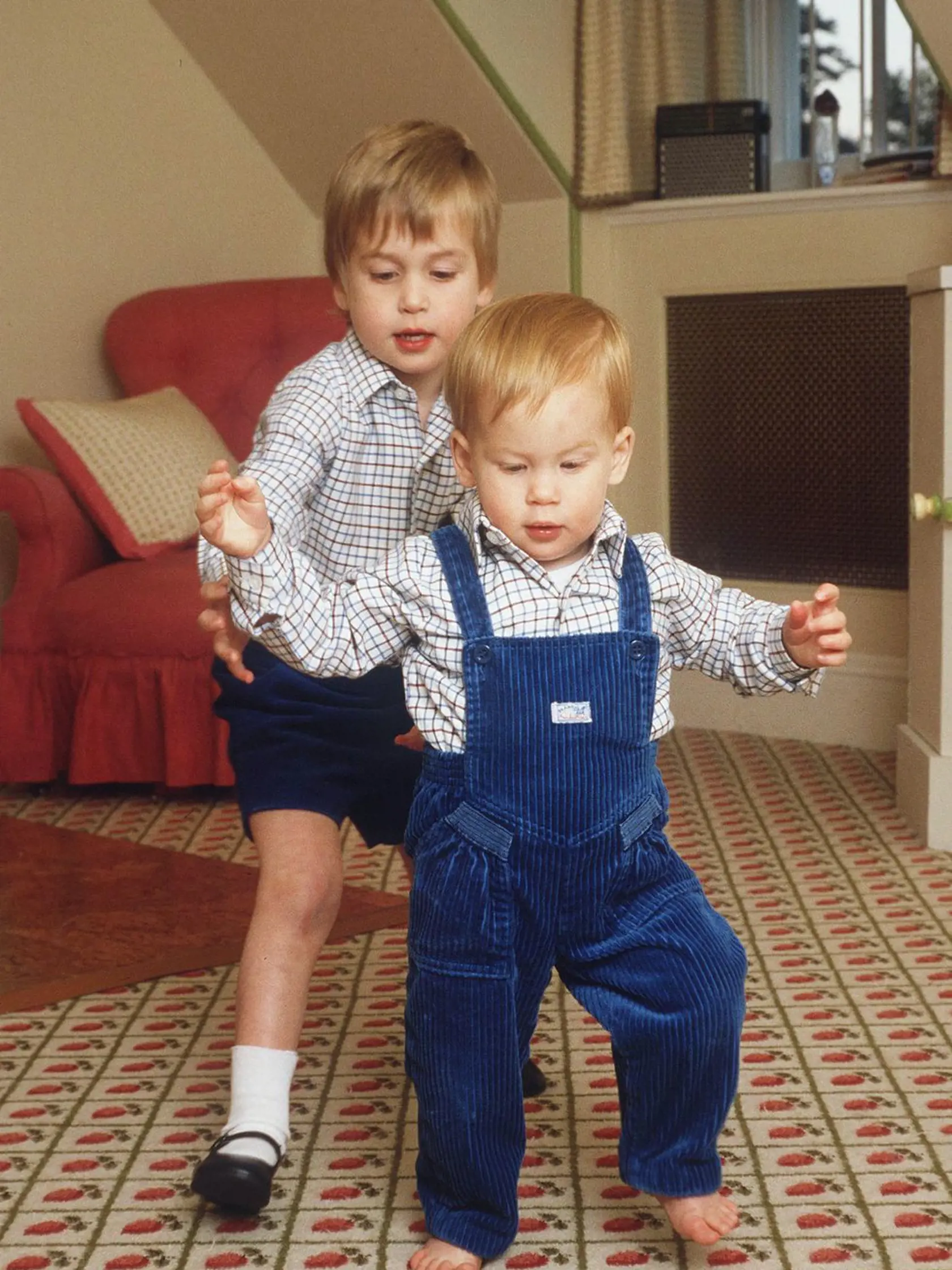 Princ Harry a princ William – bratia sú odfotení v herni doma v Kensingtonskom paláci. Princ Harry robí práve jeho prvé kroky.