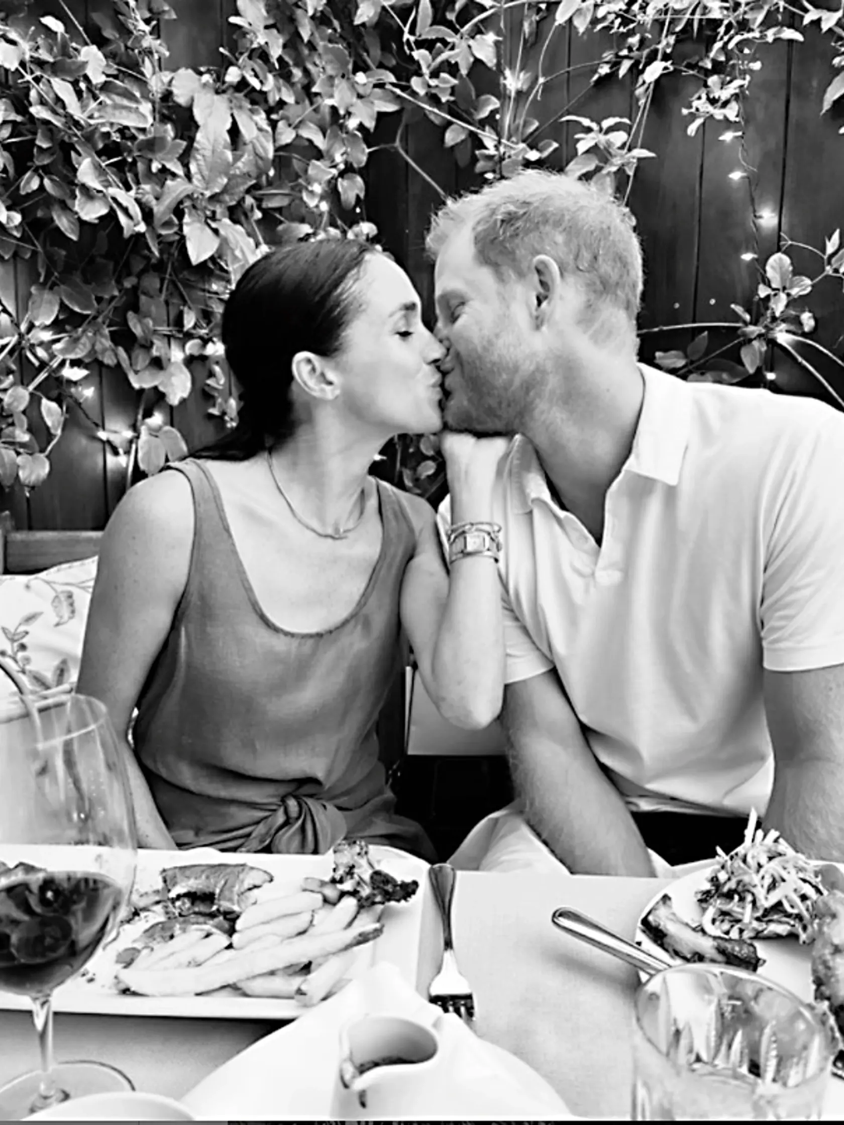 Láska ide cez  žalúdok a  Meghan sľubuje, že Harrymu chce smažiť obľúbené hamburgre do konca života.