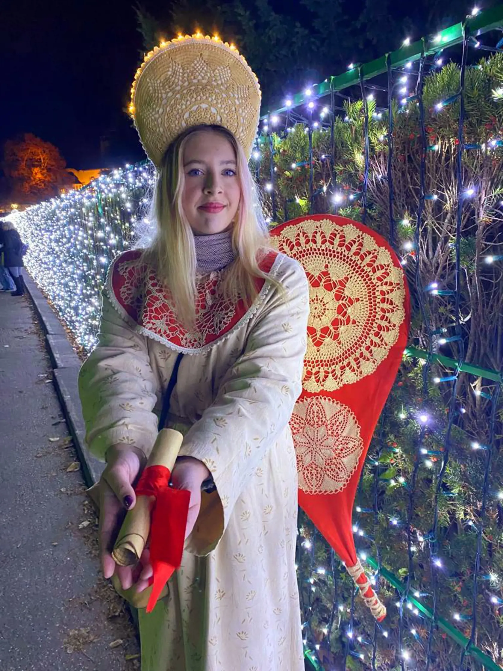 Kostýmy vyrobené zo starých, nechcených alebo zvyškových materiálov, medzi ktorými sú aj dečky a výšivky po babičkách vytvorila Andrea Jacková spolu Martina Mareková.