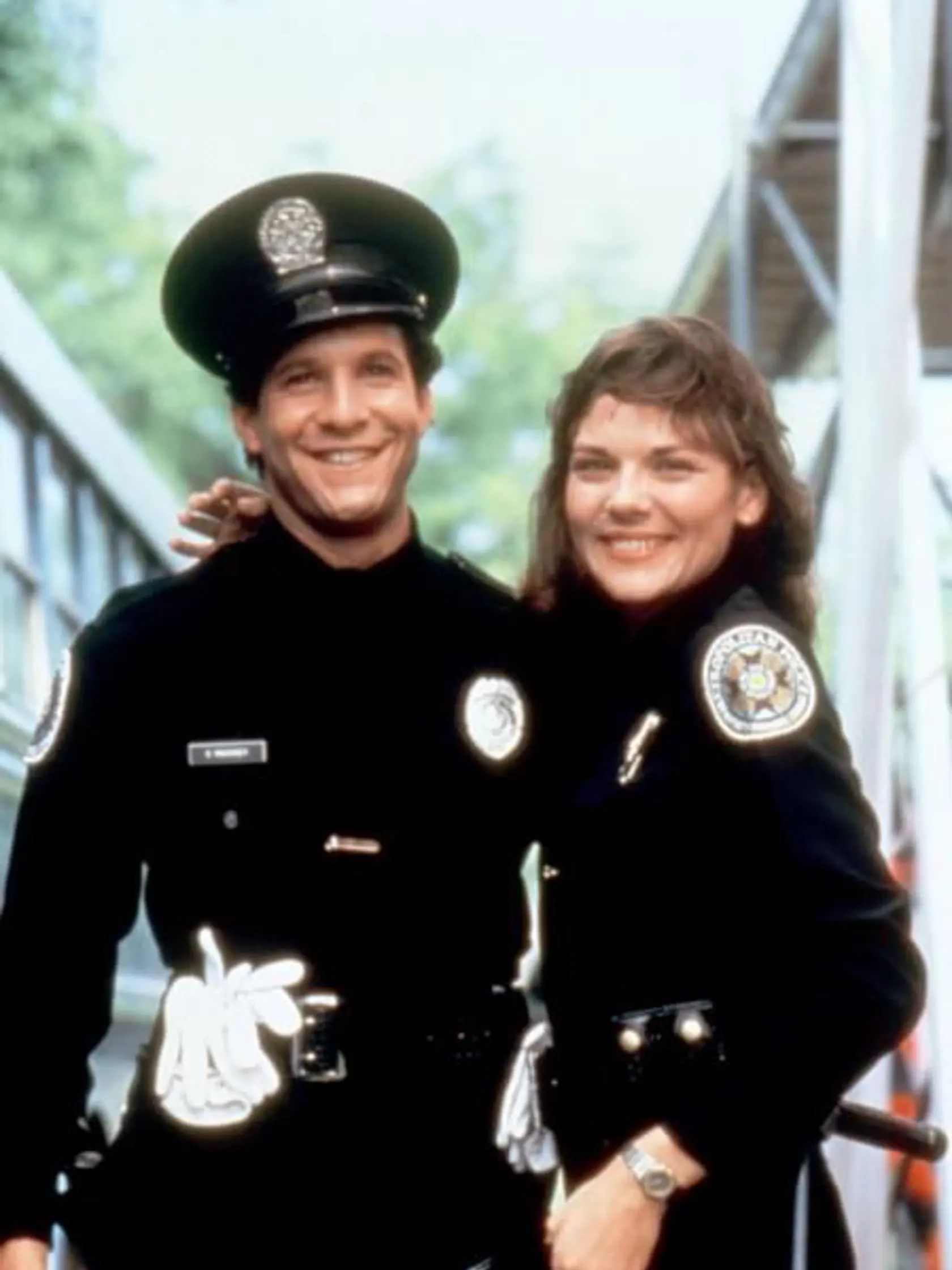 Herec Steve Guttenberg, ktorý sa medzi fanúšikmi preslávil aj vďaka úlohe poručíka Mahoneyho v legendárnom seriáli Policajná akadémia, prežíva náročné chvíle v súkromnom živote. Po šiestich rokoch manželstva sa rozvádza.