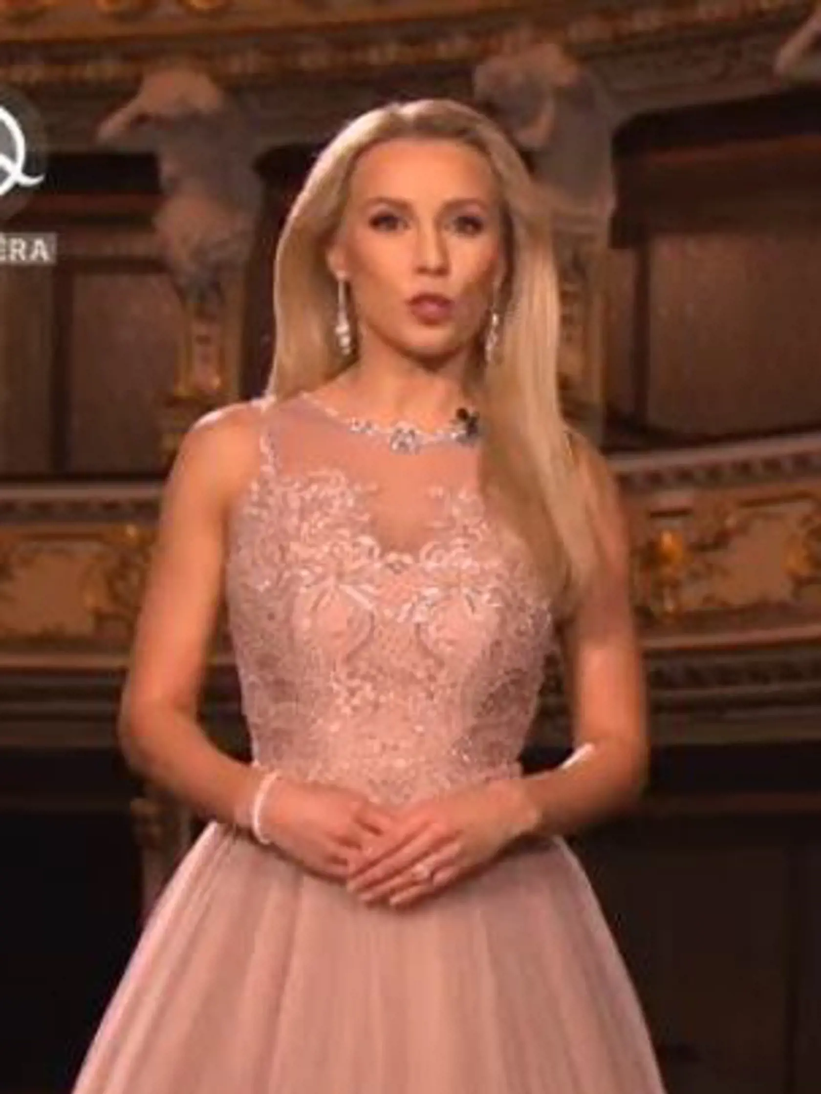 Pietrová moderovala v jednoduchej, ale nádhernej róbe.