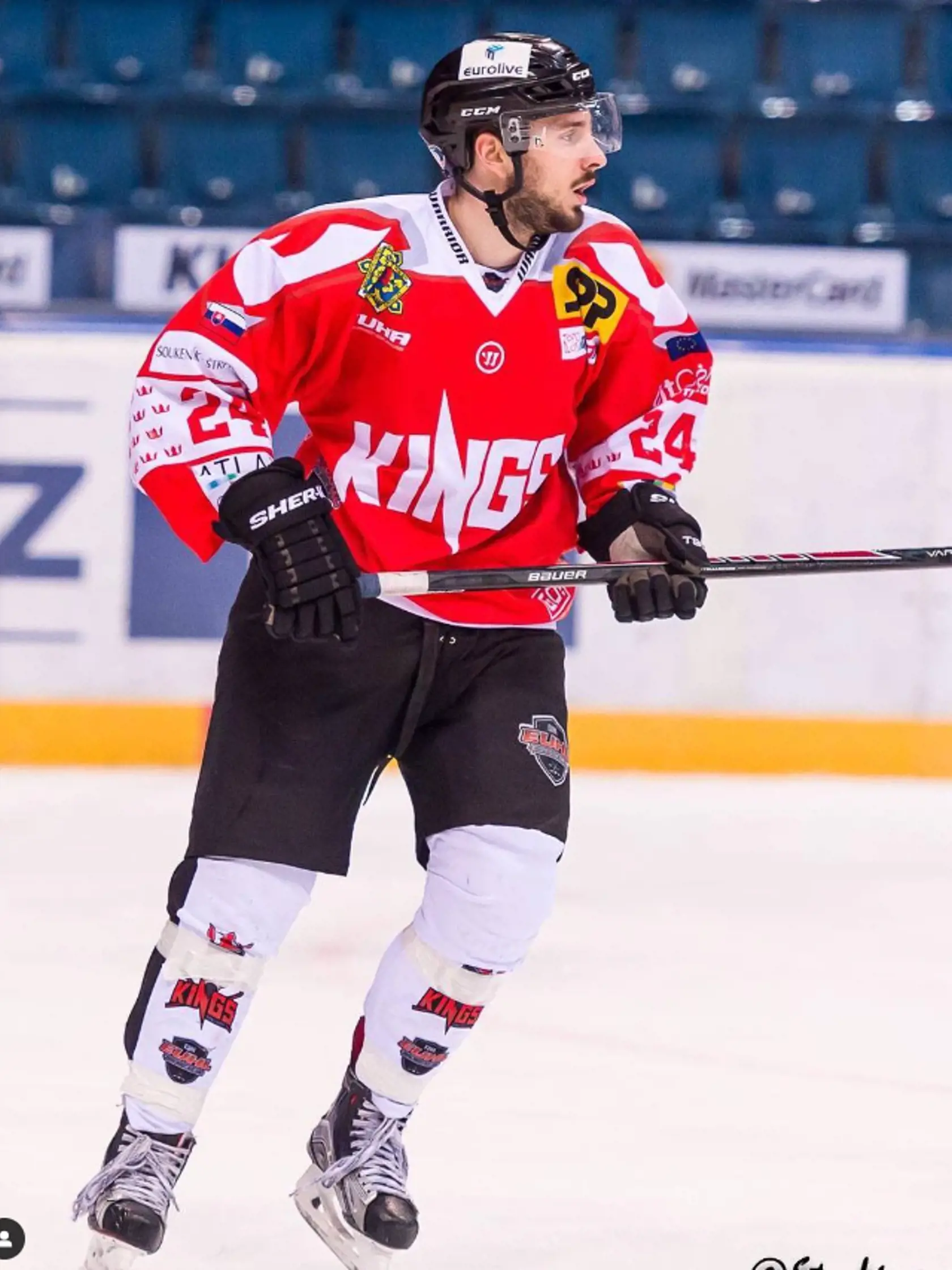 Niekoľko rokov hrával hokej v Minnesote.