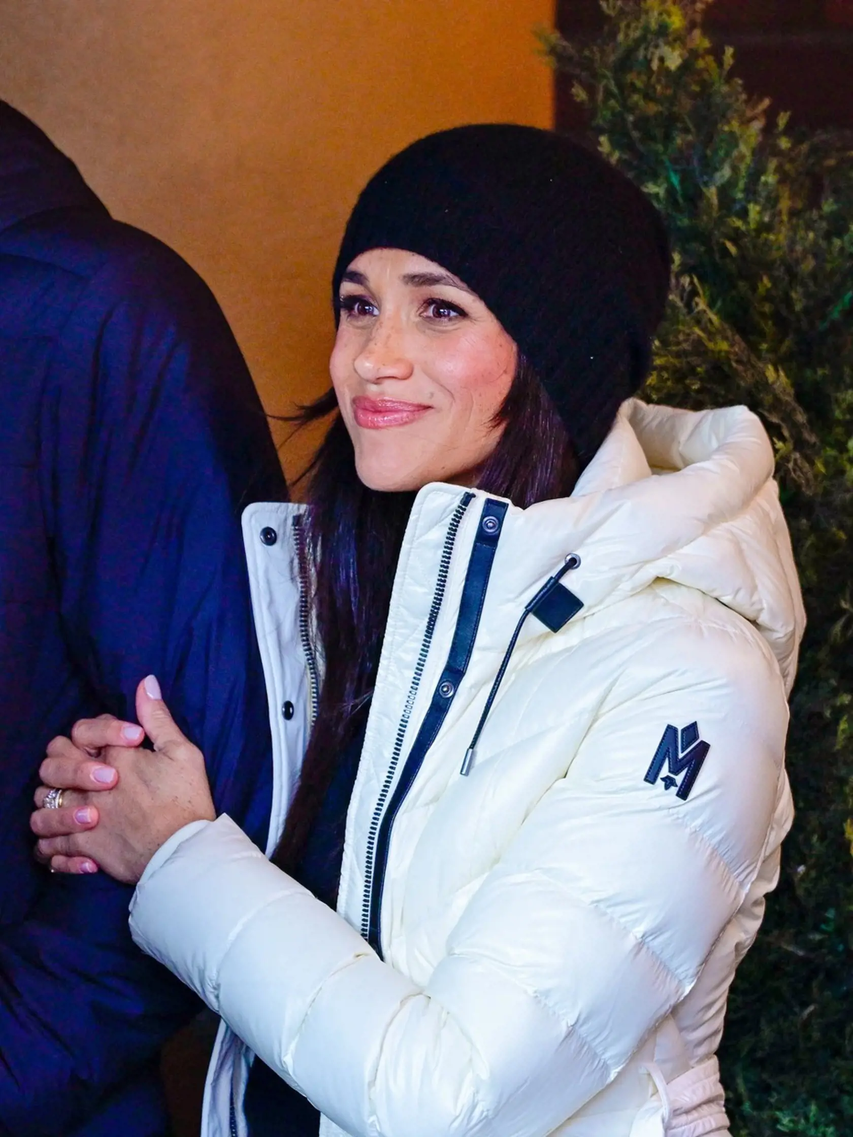 Do nízkych teplôt bola Meghan vybavená dlhou svetlou bundou kanadskej značky Mackage za približne 1 210 eur. Na uši si dala čiapku Hattack Beanie a nohy mala v teple vďaka snehuliam Sorel Joan of Arctic, ktoré sa predávajú za 140 eur.