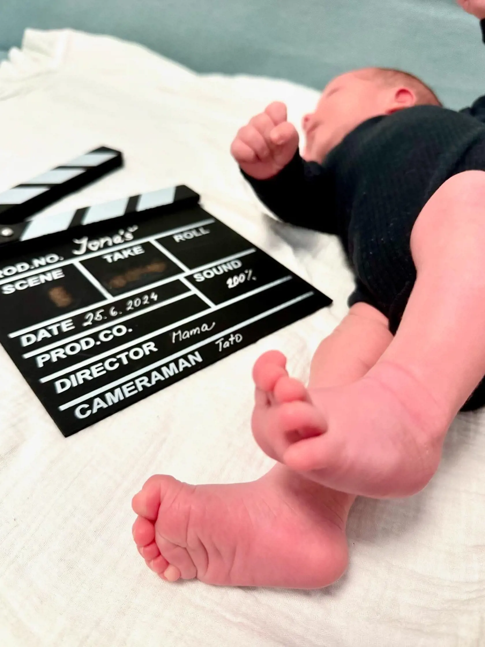 Malá Jonáš prišiel na svet pred mesiacom, 24.6. a dostal aj peknú filmársku rekvizitu k svojej prvej verejnej fotografii.