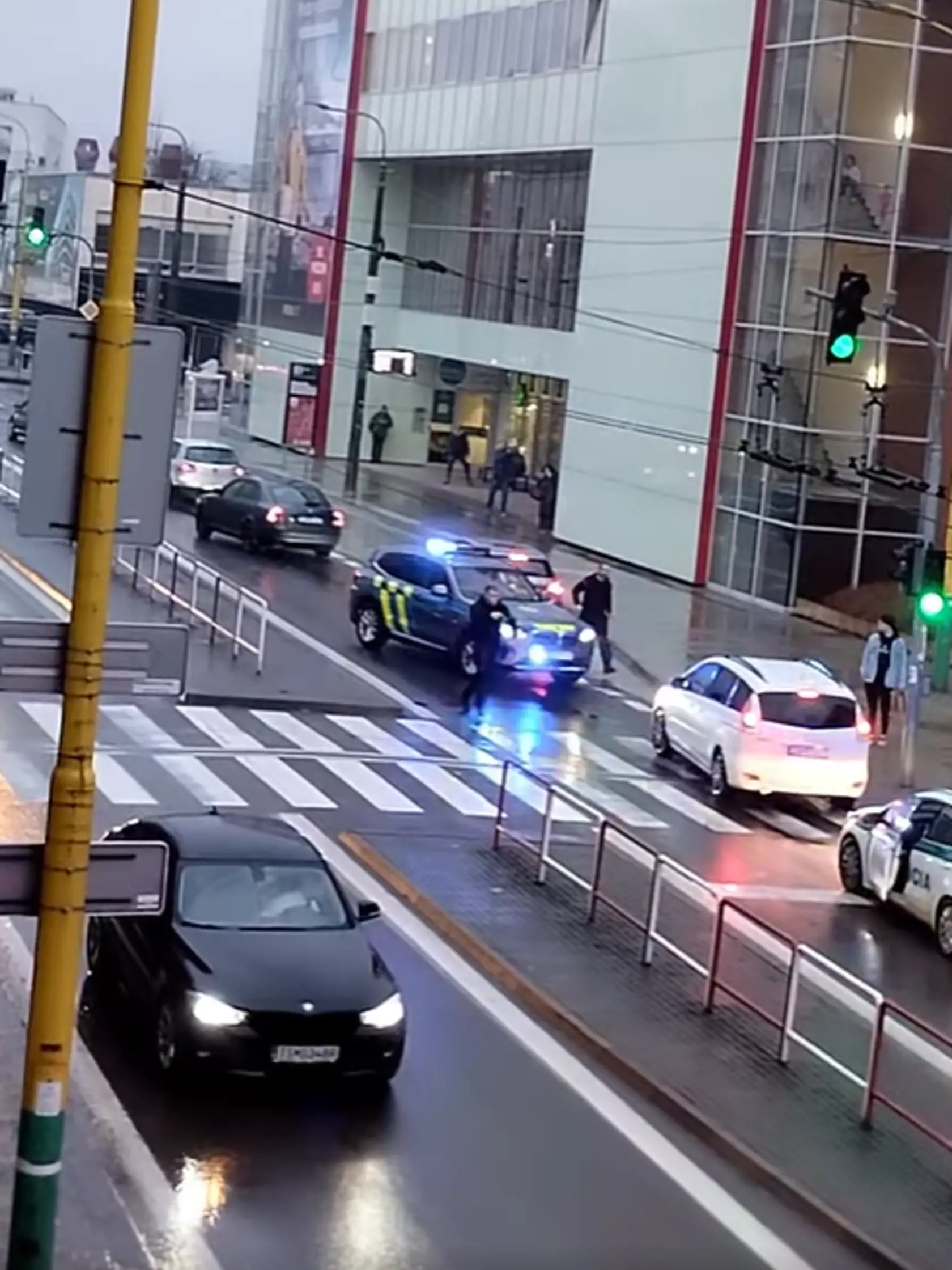 Policajná brutalita v centre Žiliny.