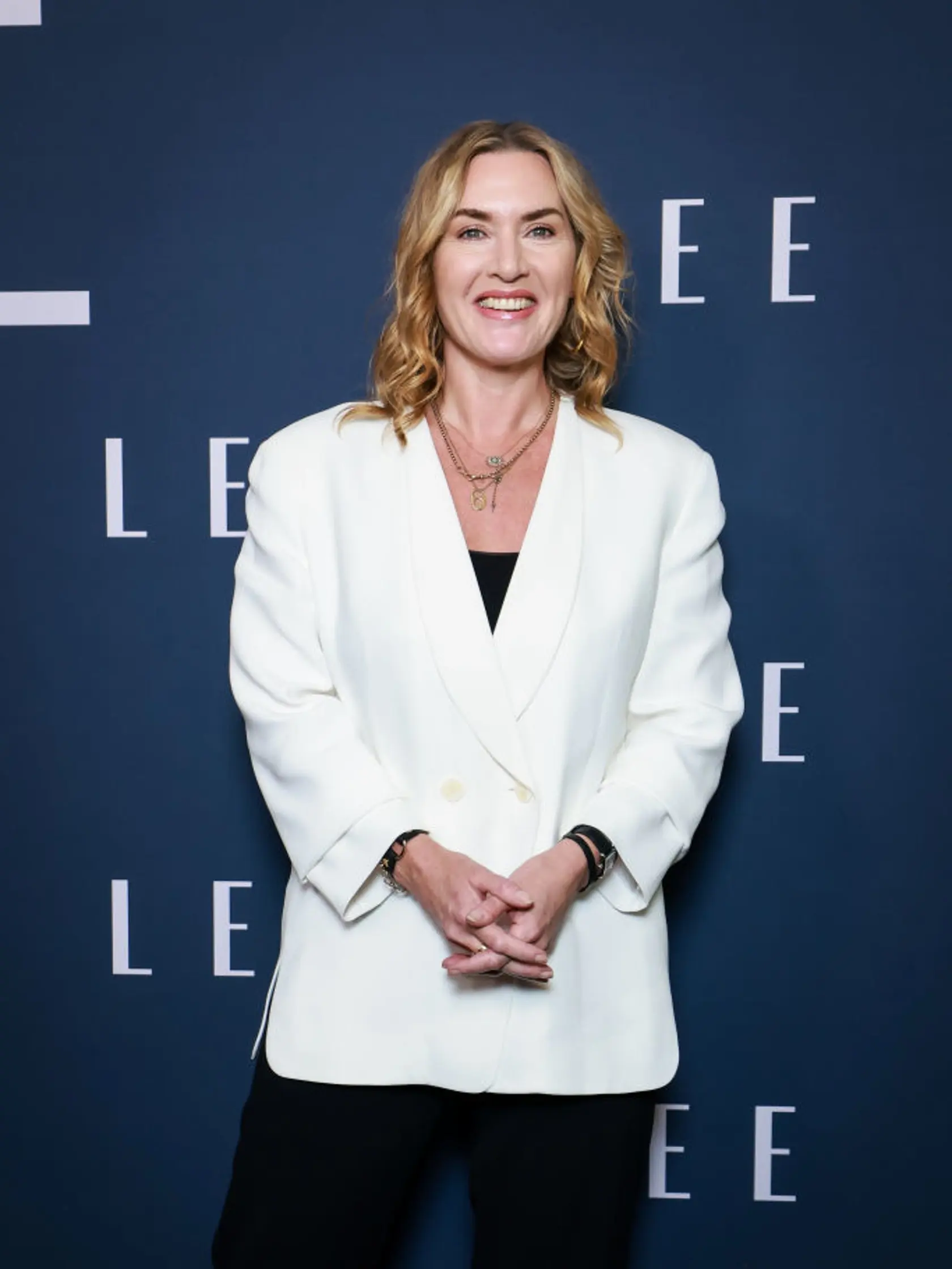 Nalepkovať ženy na základe ich vzhľadu, považuje Kate Winslet za bizarné. Herečka sa za svoje krivky ani vrásky nehanbí. Ba práve naopak, je na ne hrdá, odrážajú totiž život.