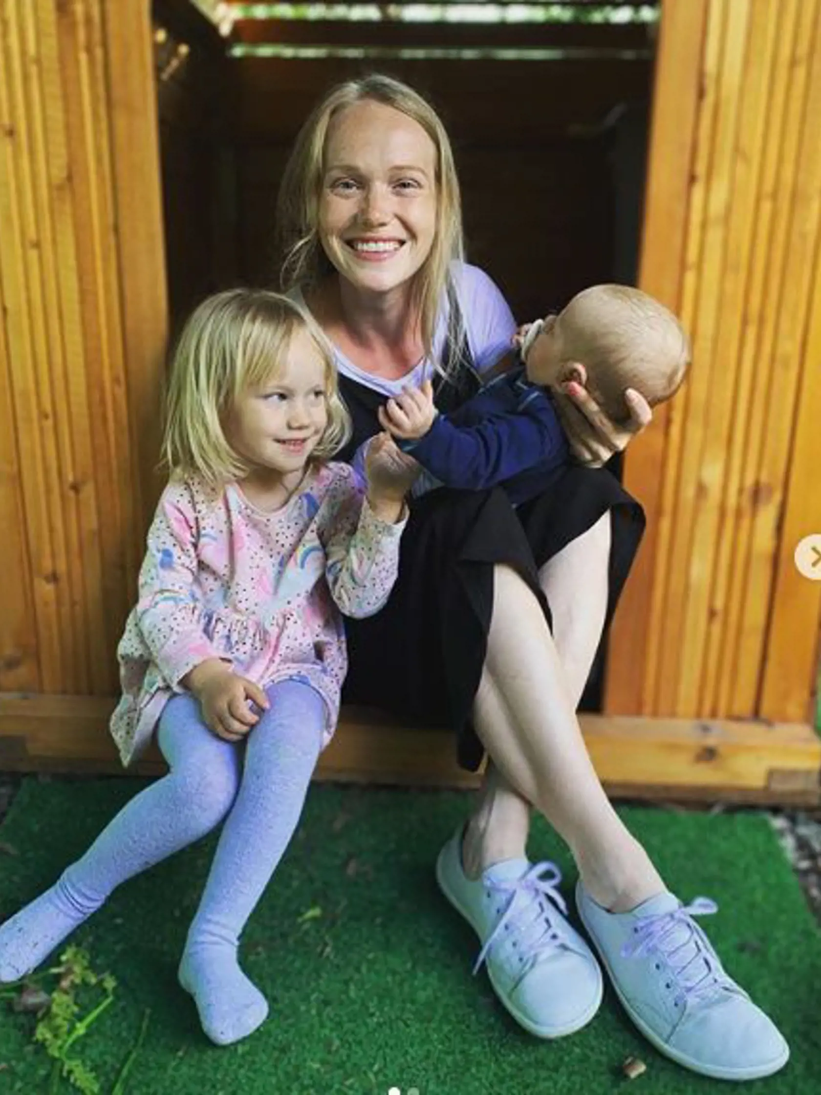 Speváčka a herečka Dominika Morávková (kapela S hudbou vesmírnou) sa stala dvojnásobnou mamou na jar, počas korona obdobia. Syn dostal dve mená - Damián Hugo. Prvorodená dcérka sa volá Amália.