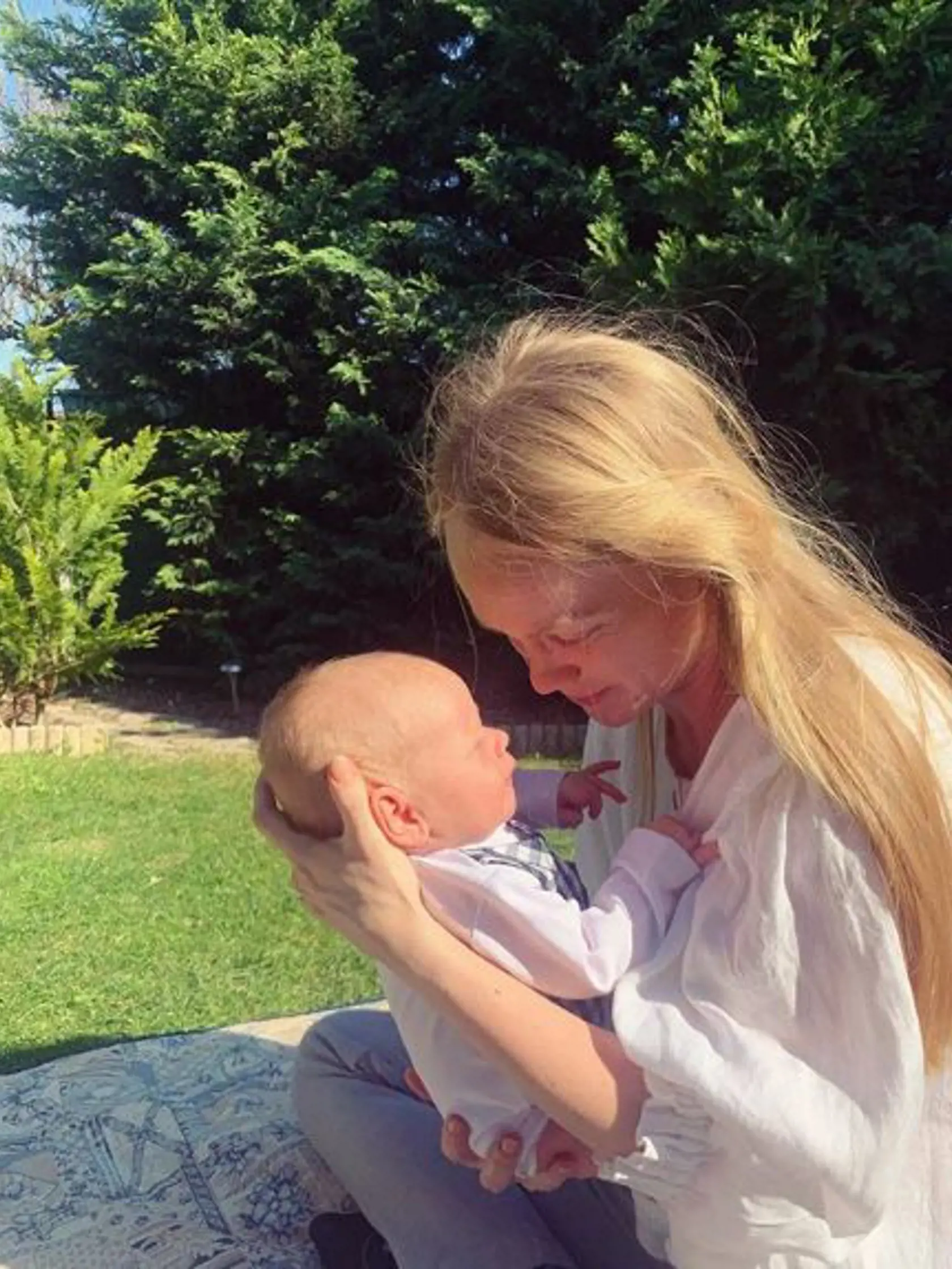 Speváčka a herečka Dominika Morávková (kapela S hudbou vesmírnou) sa stala dvojnásobnou mamou na jar, počas korona obdobia. Syn dostal dve mená - Damián Hugo.