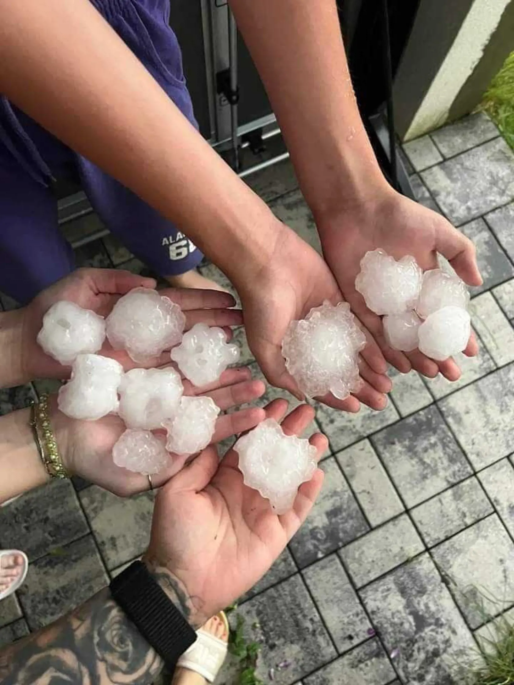Búrky sa včera prehnali Českom, priniesli krúpy veľké ako mandarínky!