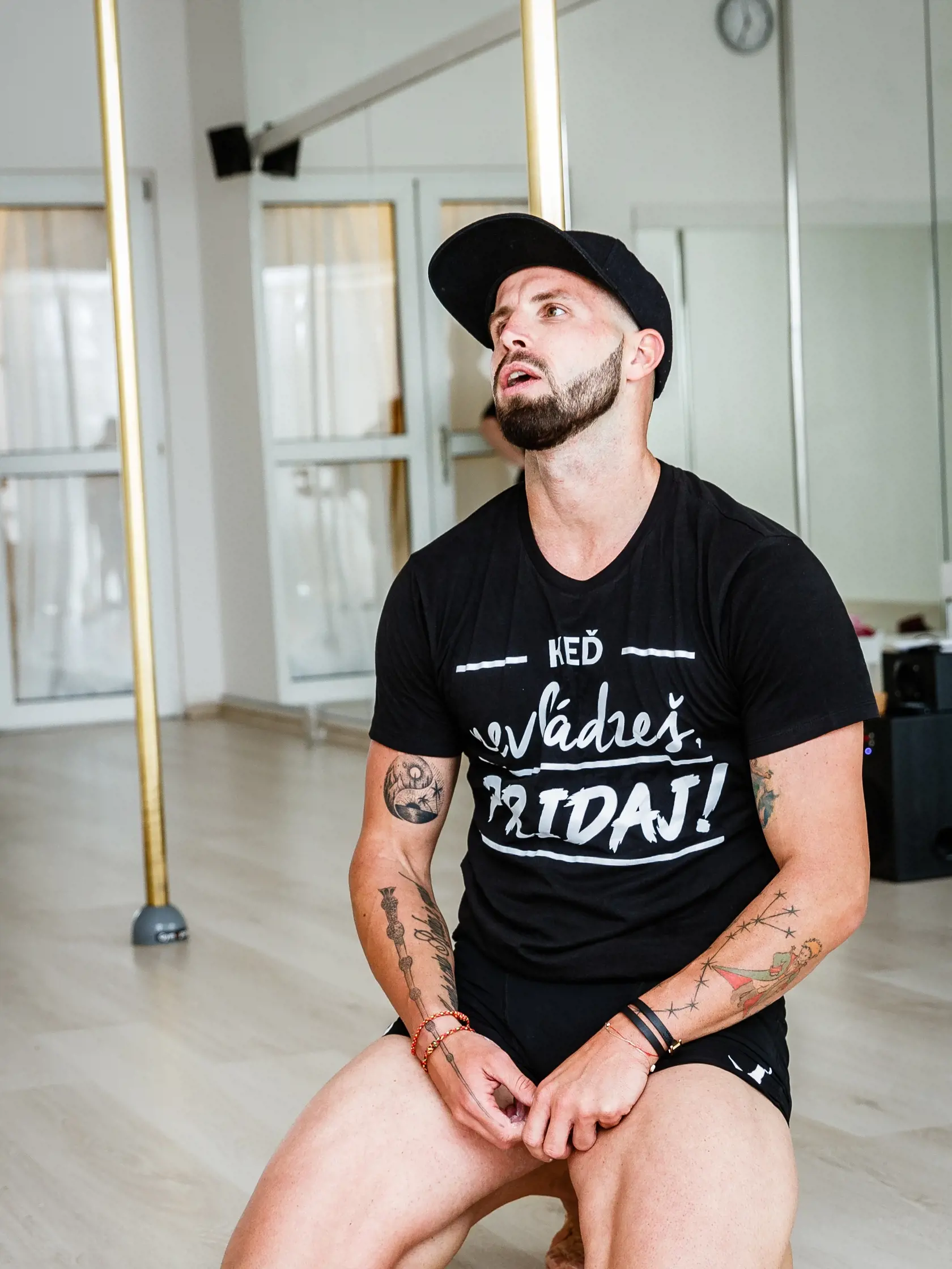 Fitness tréner Jany Landl absolvoval v rámci výzvy od komičky Evy Kramerovej (Evelyn) tréning pole dance pod vedením Niny Peráčkovej v bratislavskom štúdiu No limits.