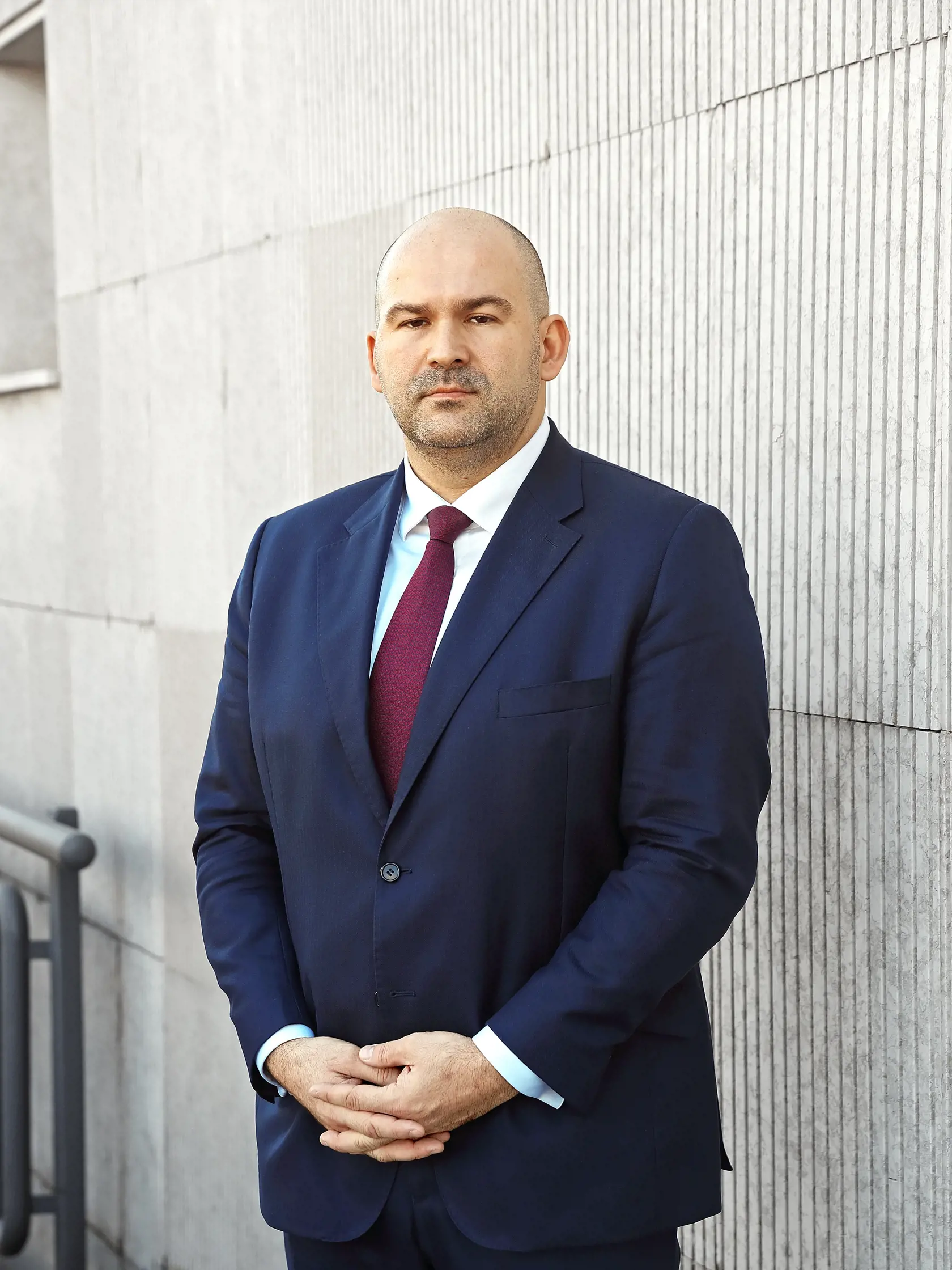 PRIZNANIE PČOLINSKÉHO O ZÁVISLOSTI: "Včera uplynul rok odkedy som úplne prestal fajčiť a odvykanie od IQOSu bolo absolútne bezproblémové a bez nejakých šialených abstinenčných  príznakov. Ak chcete postupne prestať fajčiť a neviete s tým seknúť zo dňa na deň, skúste to ako ja. Pekný deň bez cigarety."