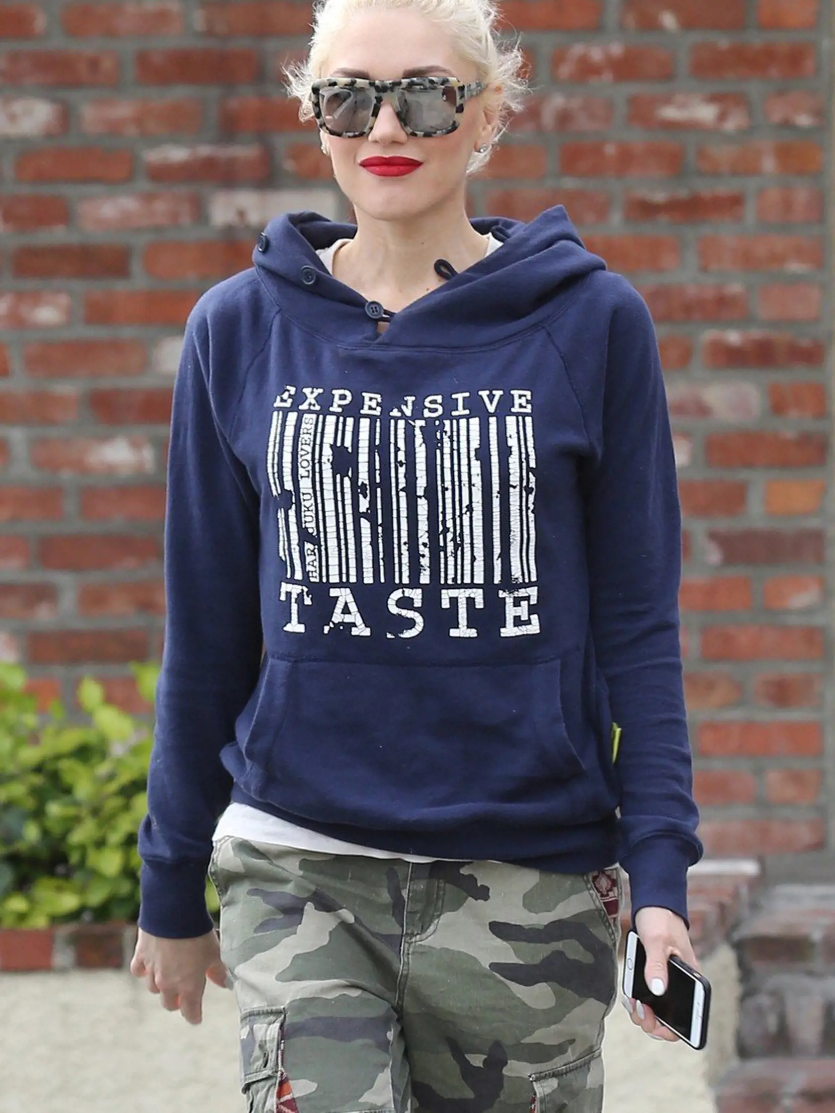 Gwen Stefani s mikinou s čiarovým kódom.