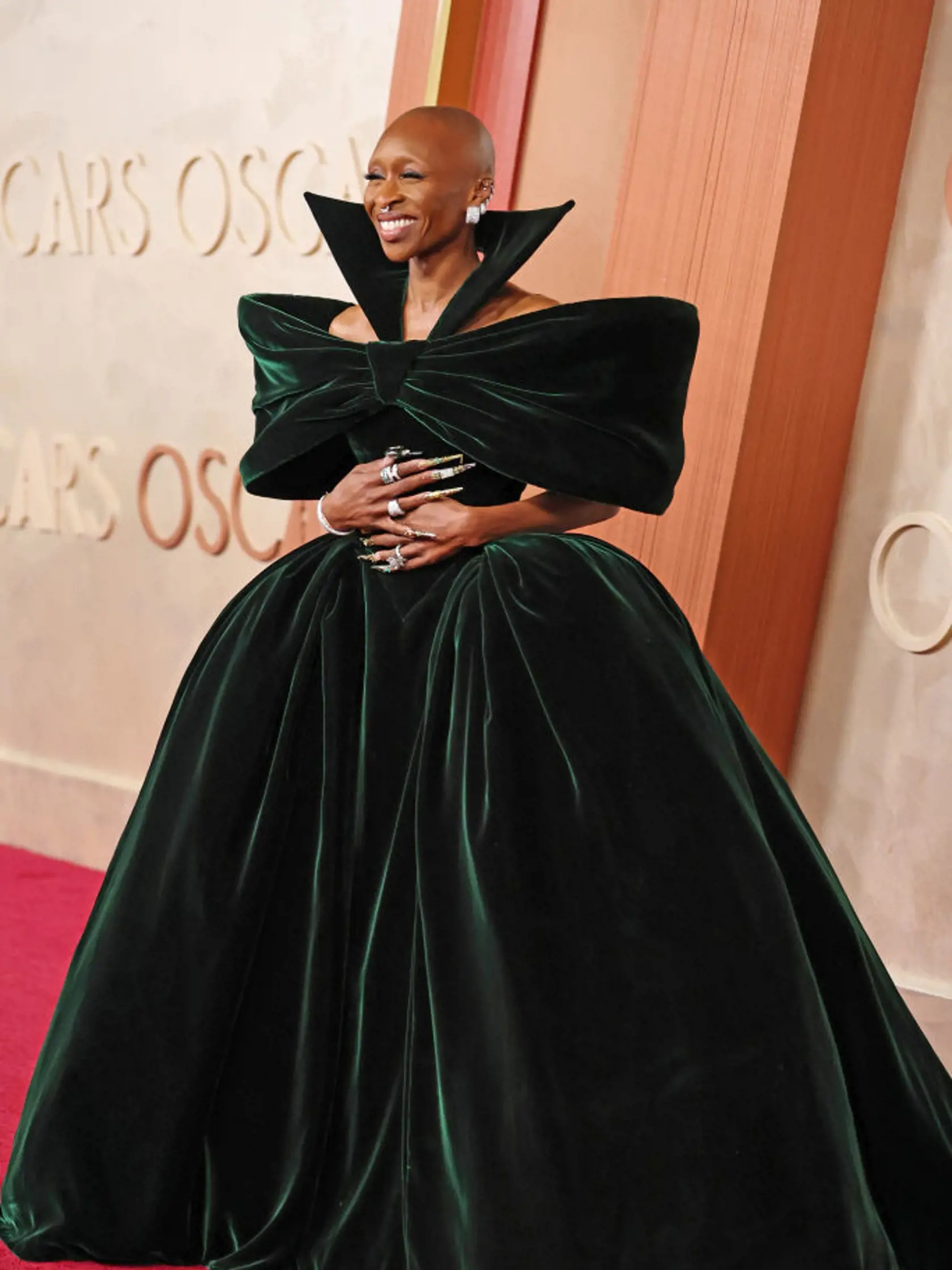 Muzikálová herečka Cynthia Erivo by mohla v tejto dramatickej tmavozelenej zamatovej róbe v tvare mašle so špicatým golierom nielen hrať v Čarodejke, ale aj Drakulovu ženu.