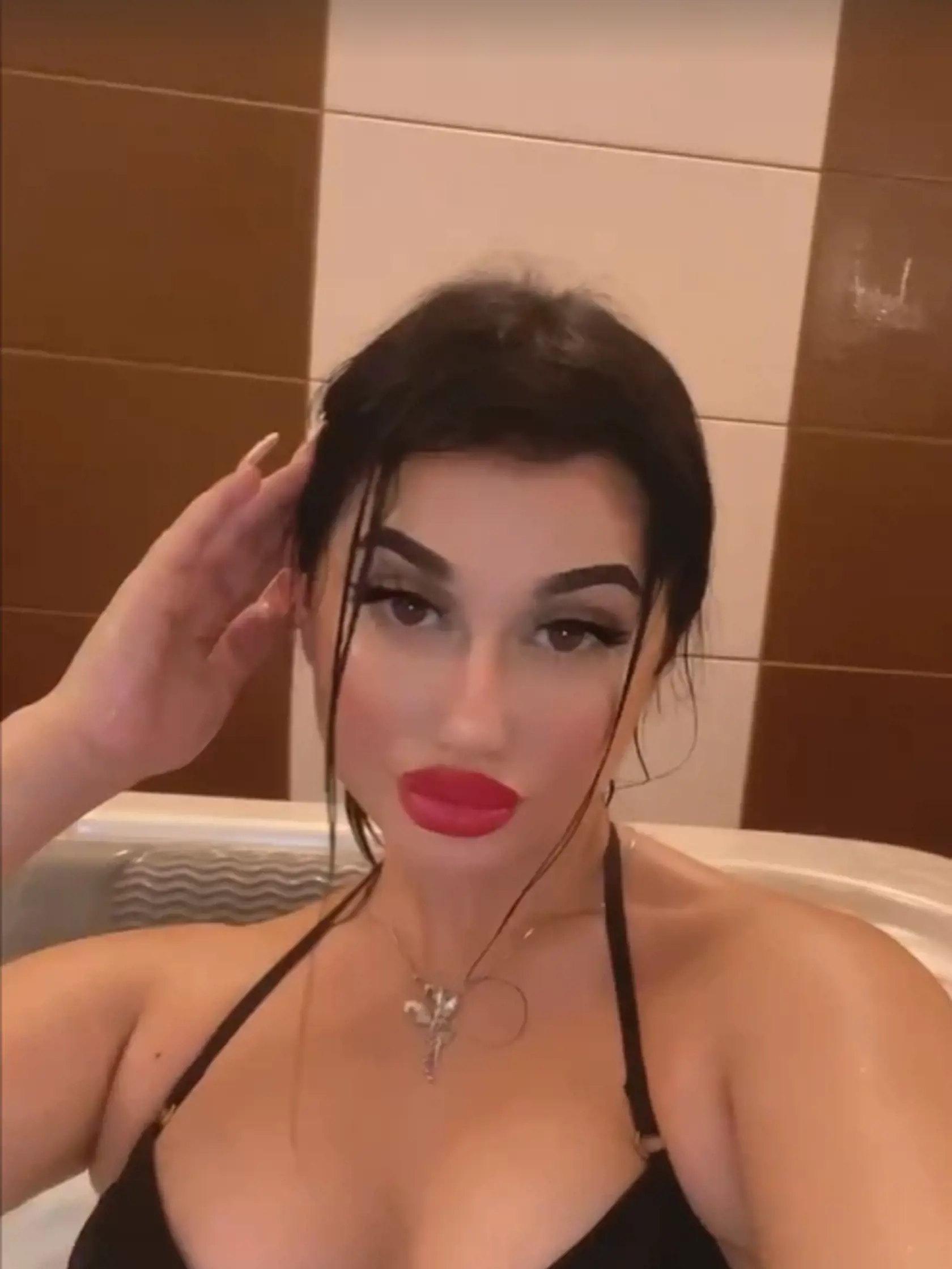 Azra má na sociálnej sieti poriadne odvážne zábery.