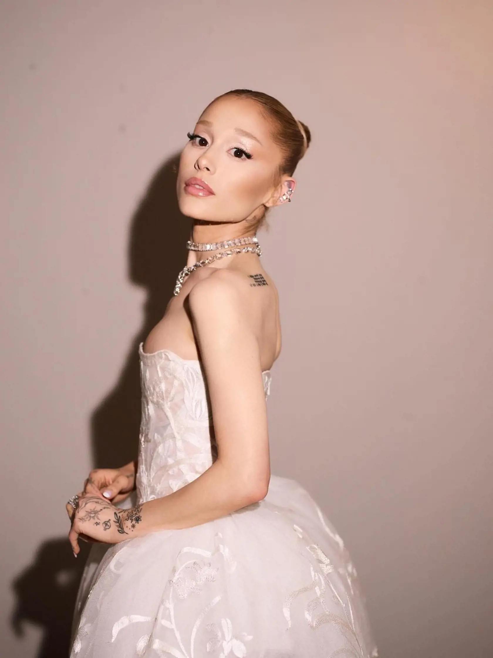 Ariana Grande v šatách od Vivienne Westwood. Nedá sa nevšimnúť jej extrémne vychudnutá postava.