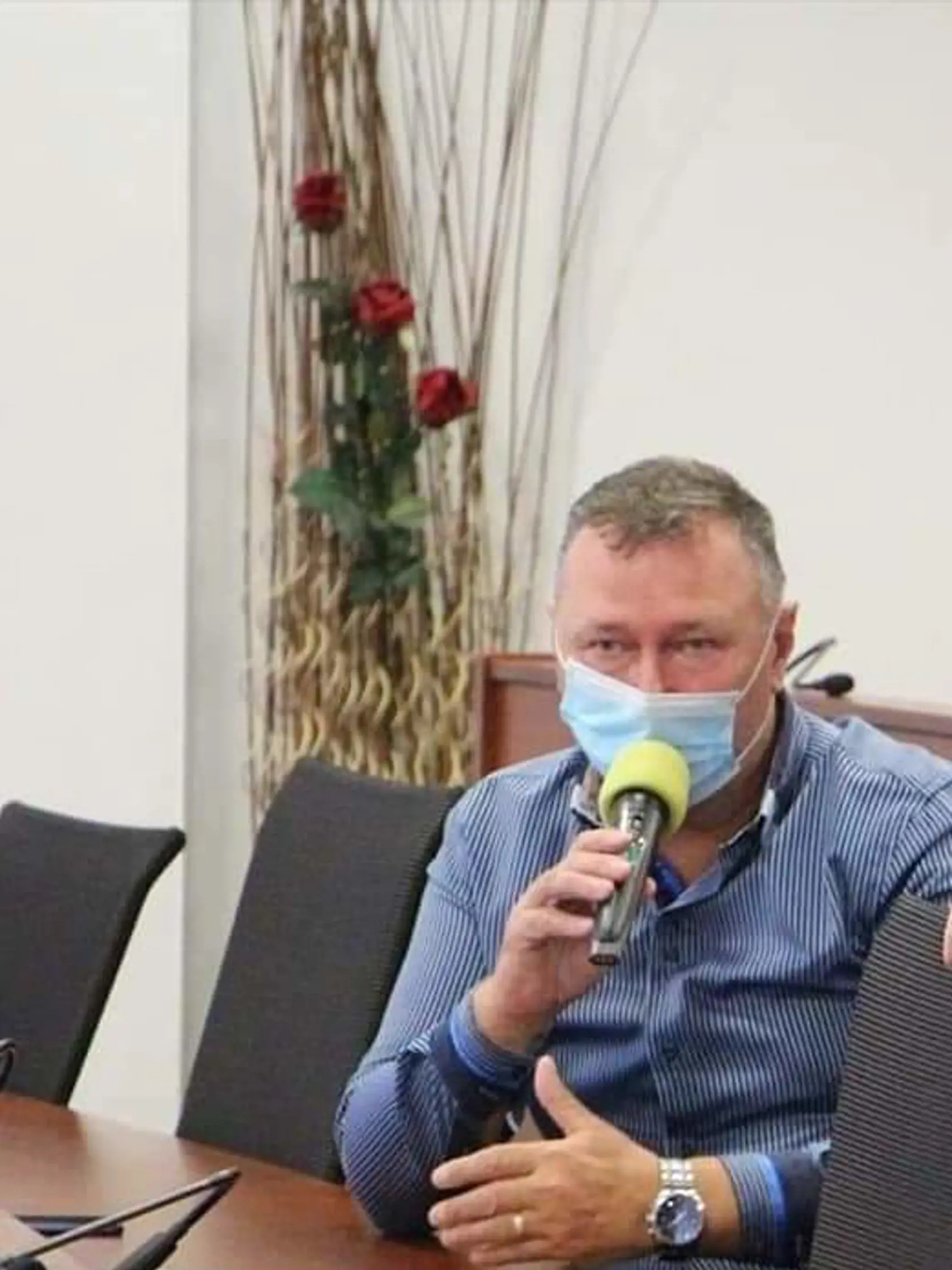 Jozef  Stopka pri mediálnom výstupe.