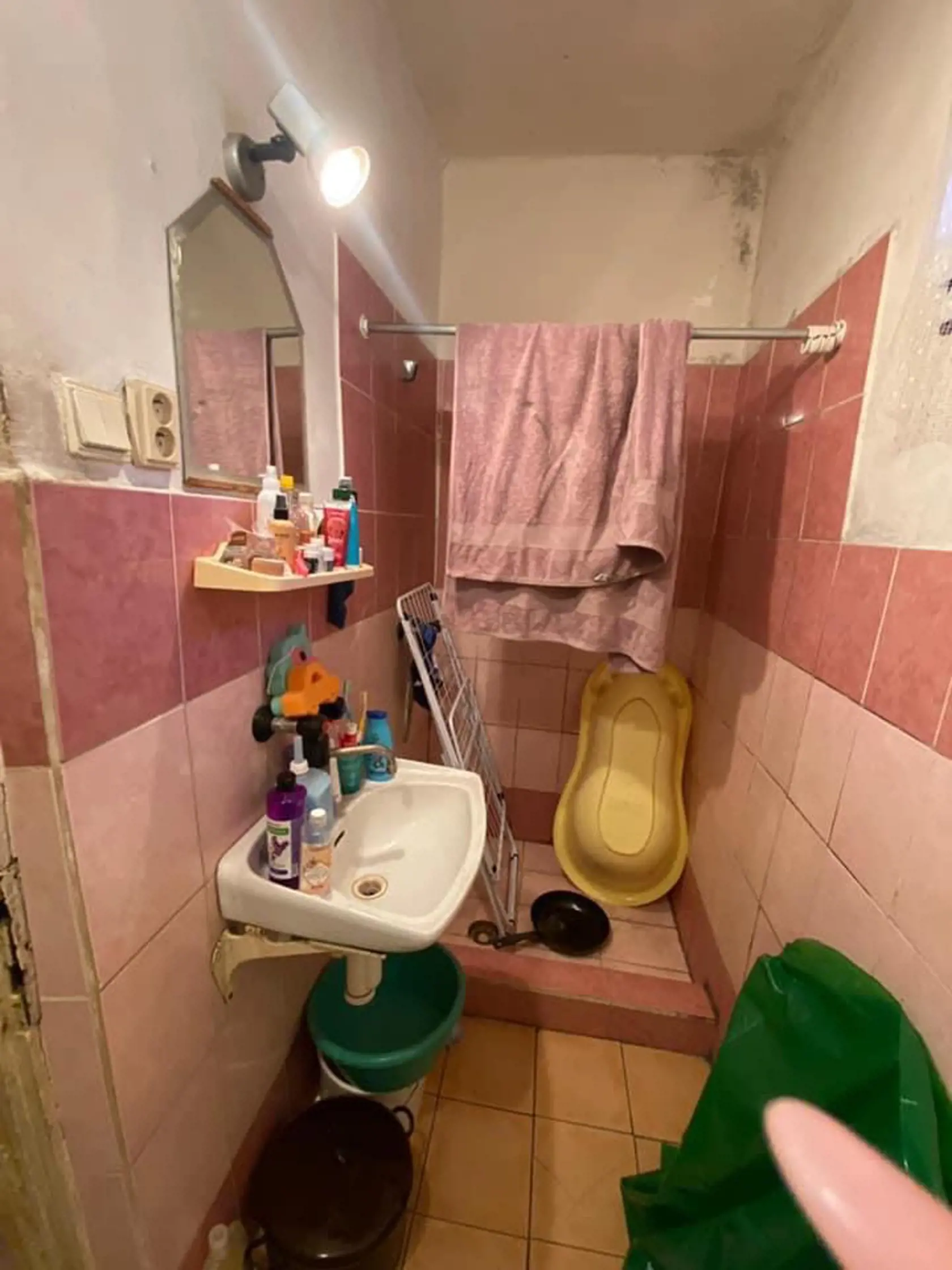 Vodu do domu zavedenú nemajú, potrubie je zničené a tak musia vodu vláčiť z vonkajšej studne.