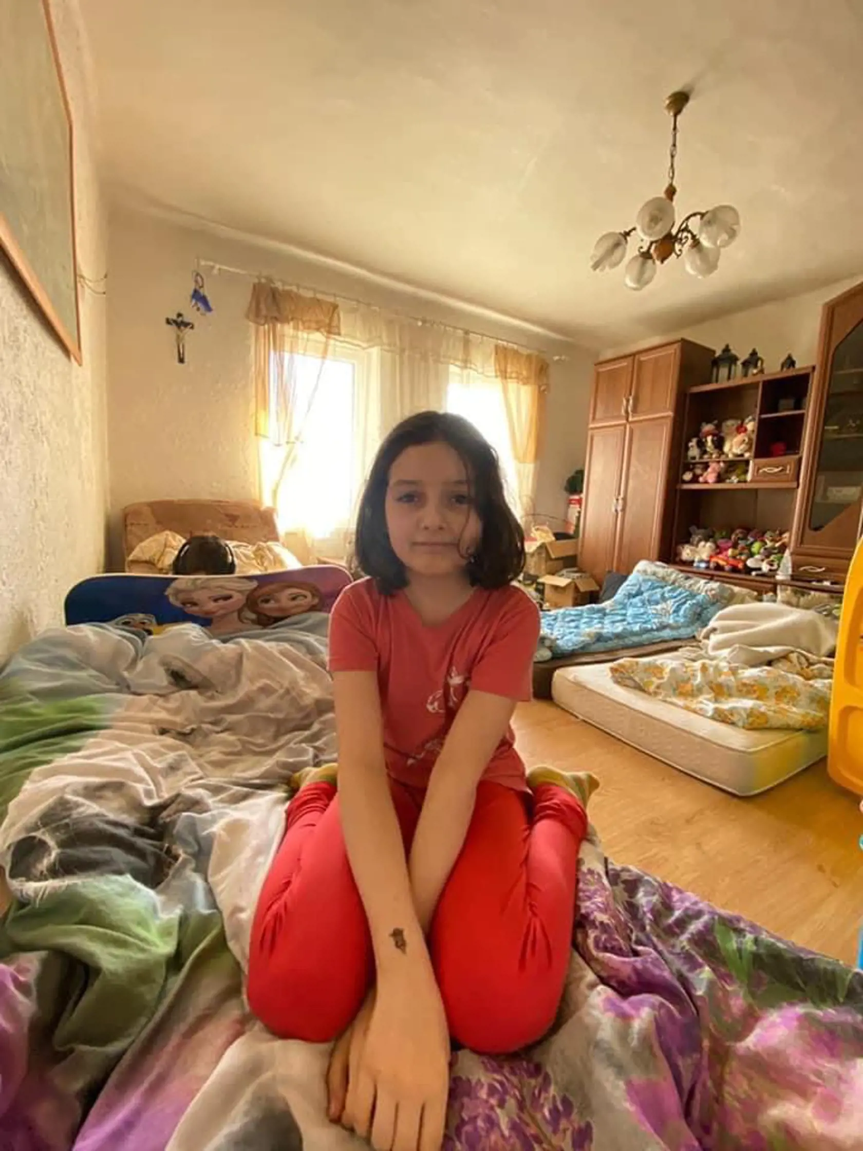 Alexandra (11) sa teší, že sa z krízového centra mohli vrátiť do domu, kde kedysi bývali. Tak ako ostatných, aj ju ťažia desivé spomienky na chvíle, keď tu žili s ich otcom, ktorí ich fyzicky aj psychicky týral.