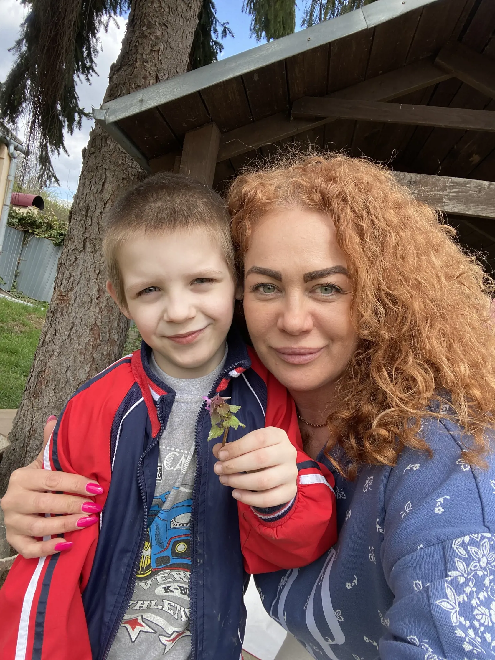 Zuzana Jurčenková s najmladším z rodiny Šoltésovcov - s malým Mirkom, ktorý trpí autizmom.