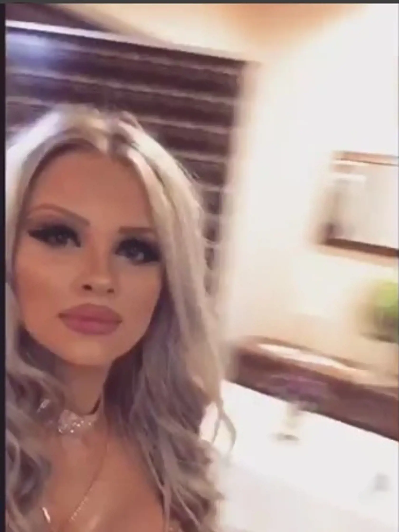Blondínka sa z novej práce veľmi tešila.