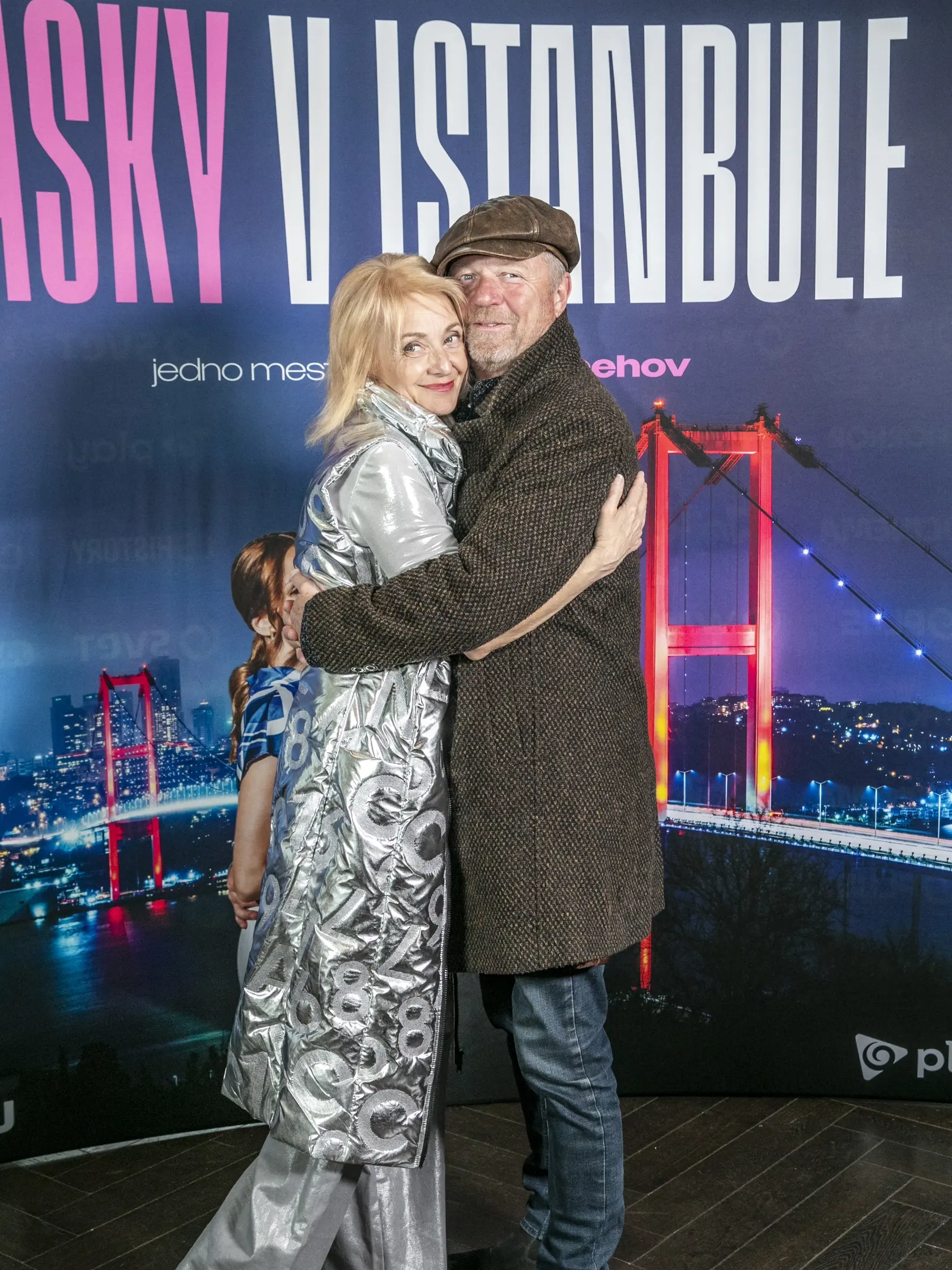 Premiéra jojkárskeho seriálu Lásky v Istanbule. Maroš Kramár vo vrúcnom objatí s Veronikou Žilkovou.