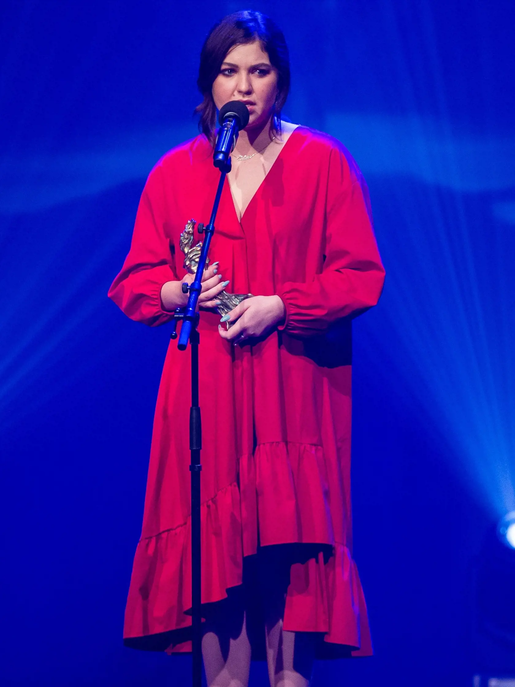 Celeste Buckingham zvolila volné šaty s volánikom, ktoré ju zbytočne rozširovali.