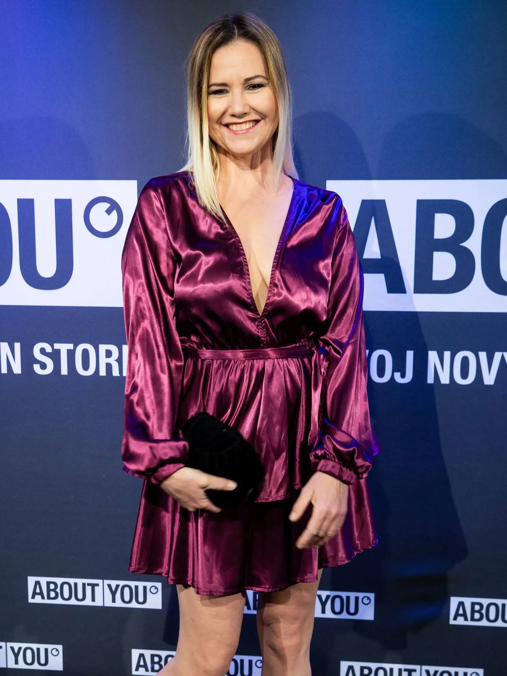 Zuzana Haasová v dokrčených saténových minišatách, v ktorých predviedla prsia bez podprsenky.