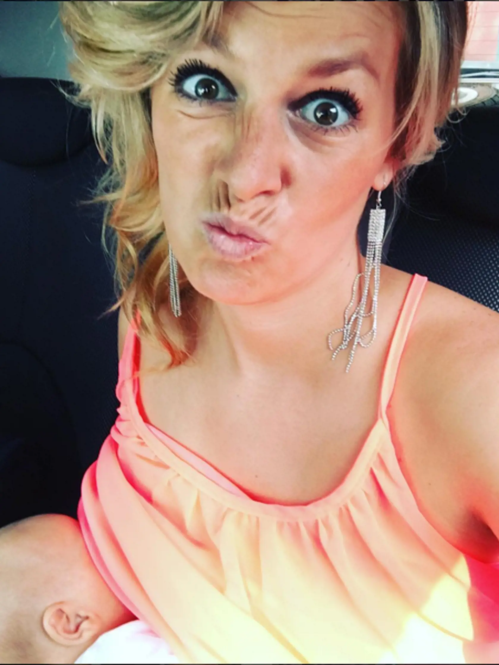 Dominika Dadíková si prapodivnú mimiku neodpustí dokonca ani pri dojčení.