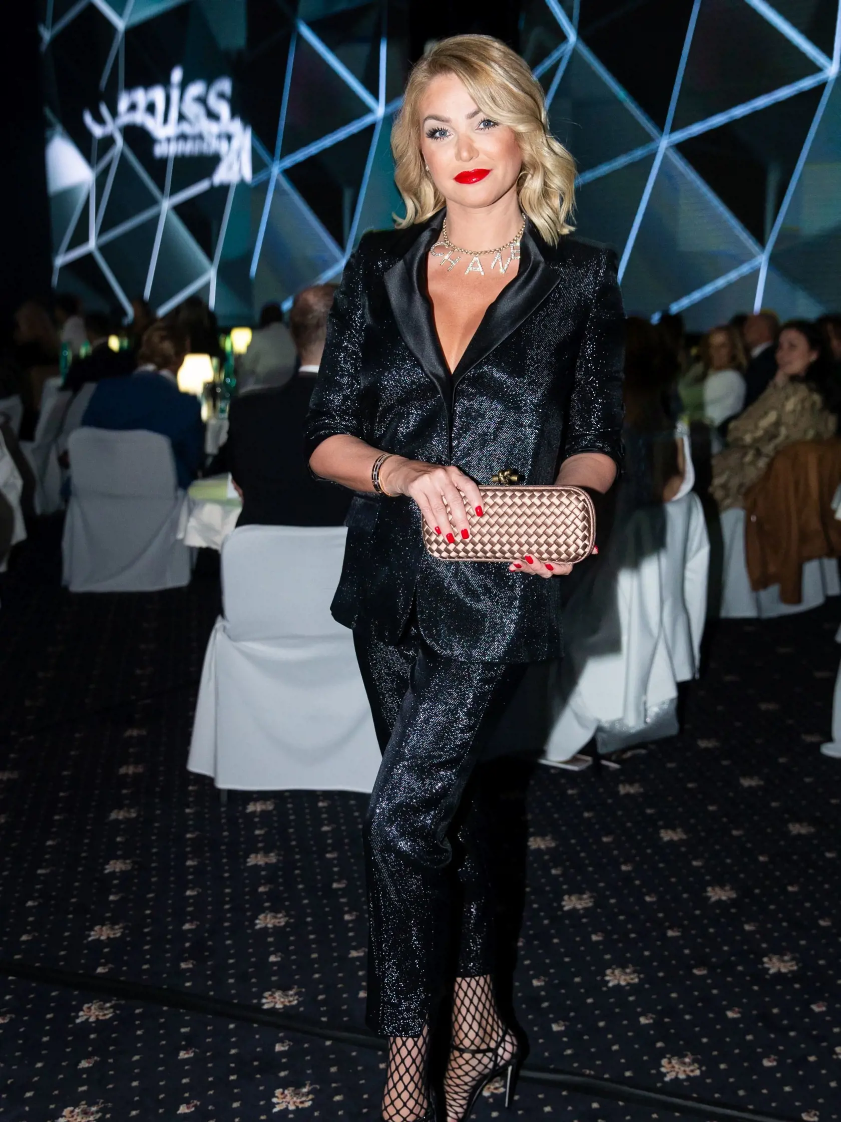 Apríl 2019: Alena Pallová počas galavečera Miss Slovensko v sandáloch, v ktorých mala dierkované ponožky s holými prstami.