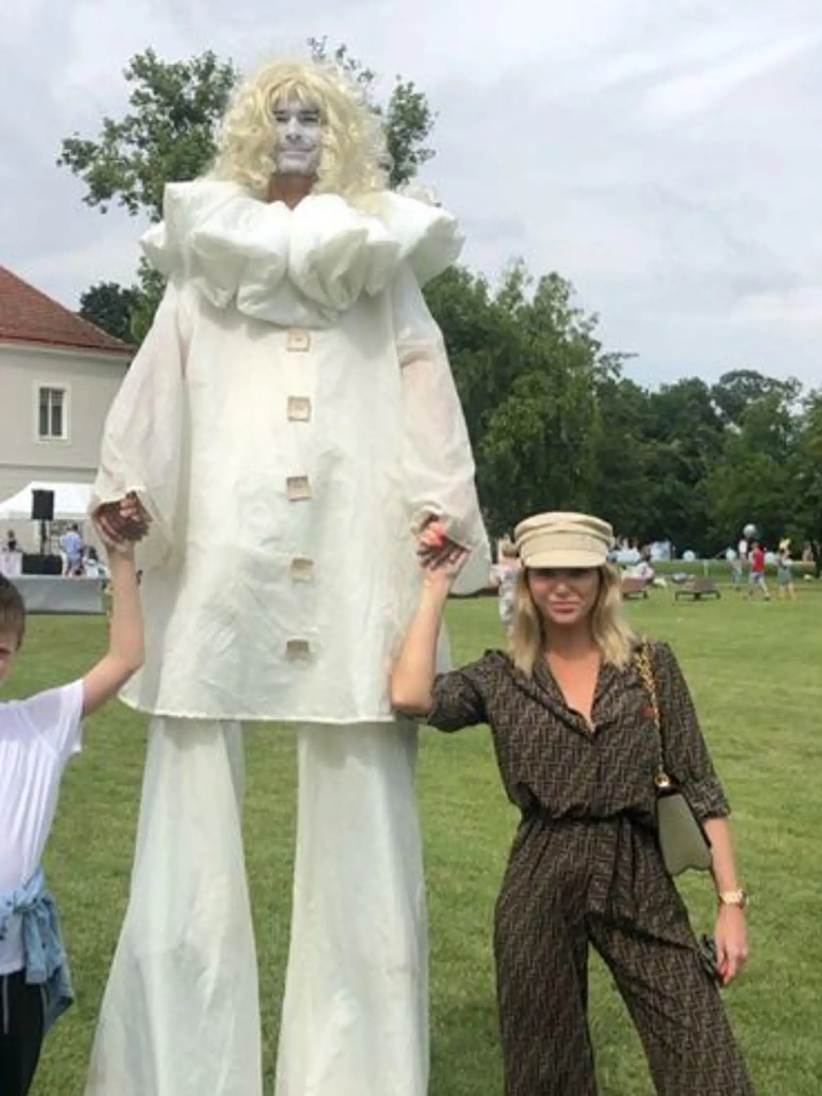 Pallovej chlpaté topánky si musel všimnúť v ten deň každý.