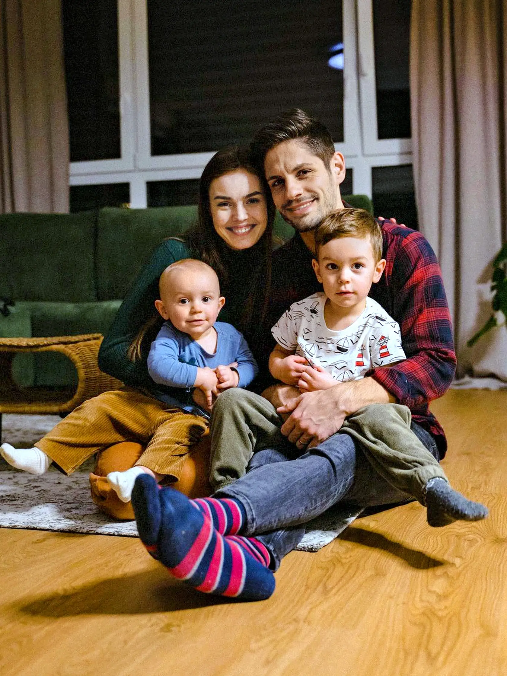 Mária s manželom Adriánom vychovávajú troch synov. Na zábere s dvoma staršími.