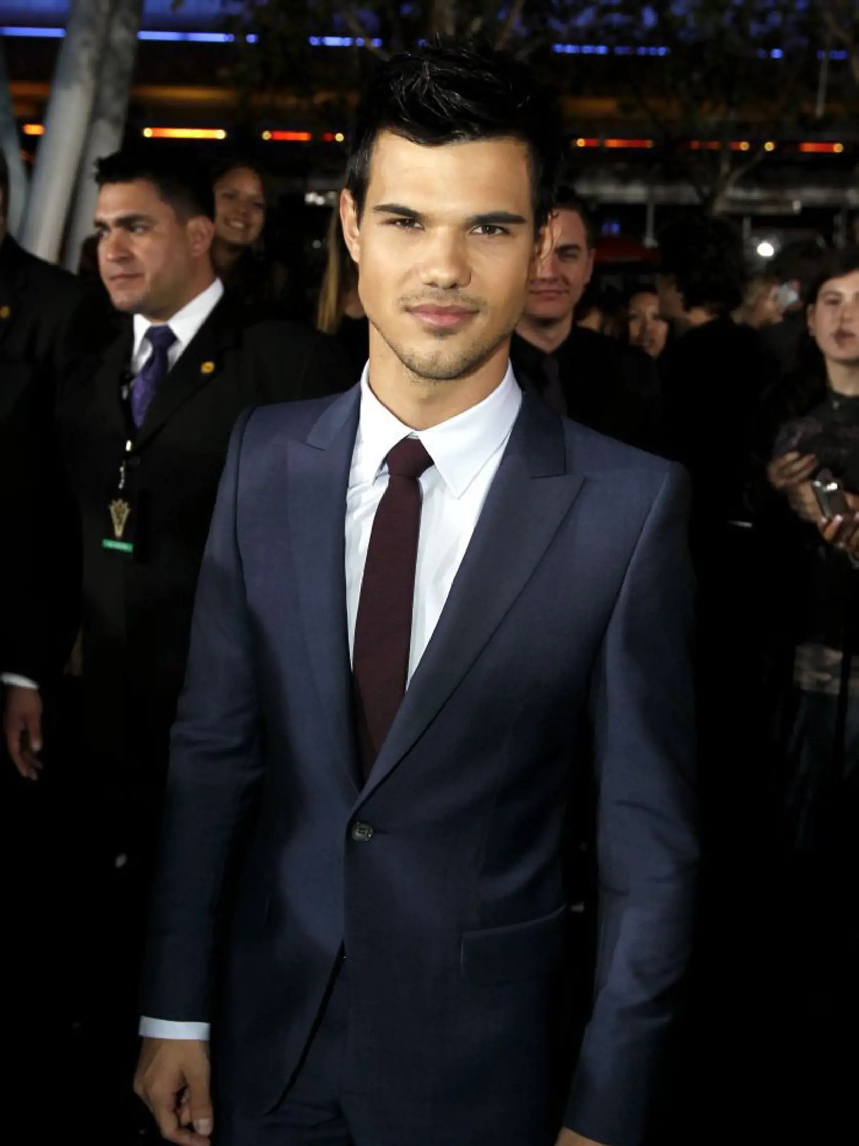 Séria Twilight pritiahla k obrazovkám milióny fanúšičiek. Dôvodom však nebol len nebezpečný upír Robert Pattinson, ale aj vlkolak Taylor Lautner, ktorý sa rovnako usiloval o srdce krásnej Belly (Kristen Stewart).
