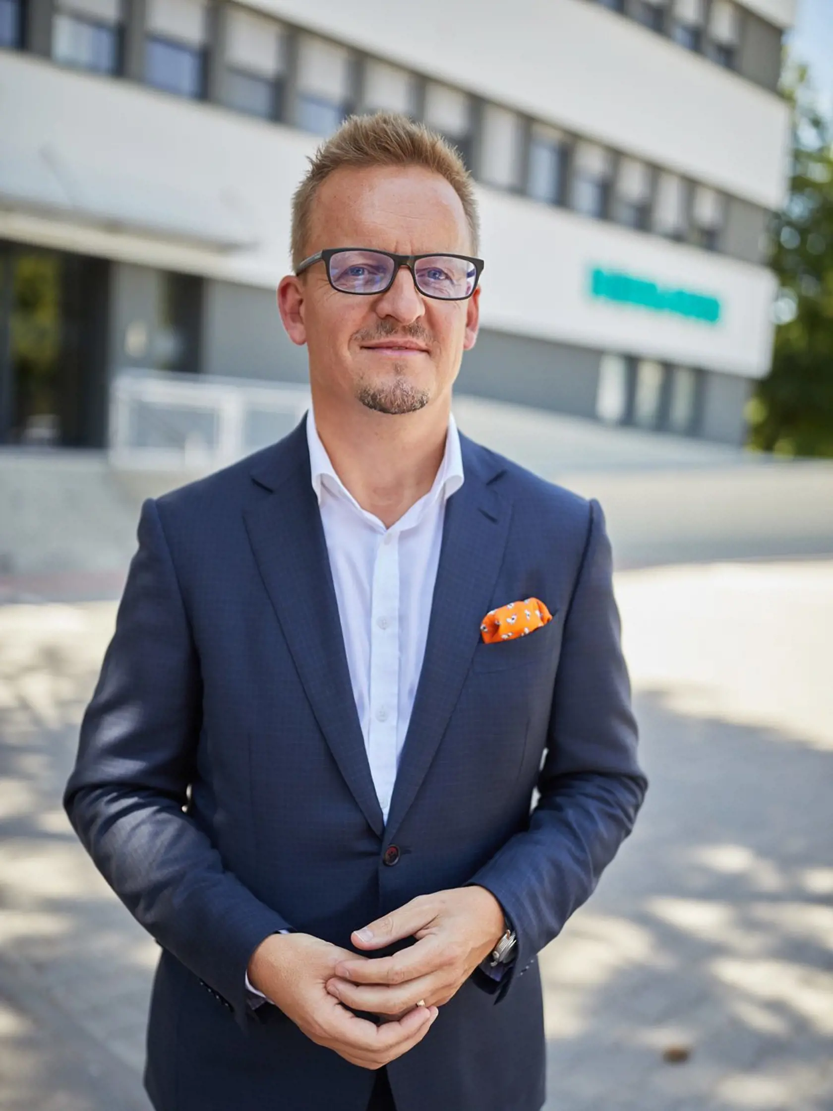 „Štúdia jasne poukazuje na vyšší výskyt poškodenia a zlyhania obličiek po prekonanom covide. Štúdie ukazujú na to, že sa môže v blízkej dobe zvýšiť počet ľudí, ktorí budú potrebovať dialýzu. Slovenská nefrológia je na to pripravená. Napriek tomu sa domnievam, že atestovaných nefrológov by mohlo pribúdať viac, než v súčasnosti, keď sa atestujú zhruba 3-4 ročne,“ vysvetľuje za dialyzačné strediská MUDr. Martin Kuncek.