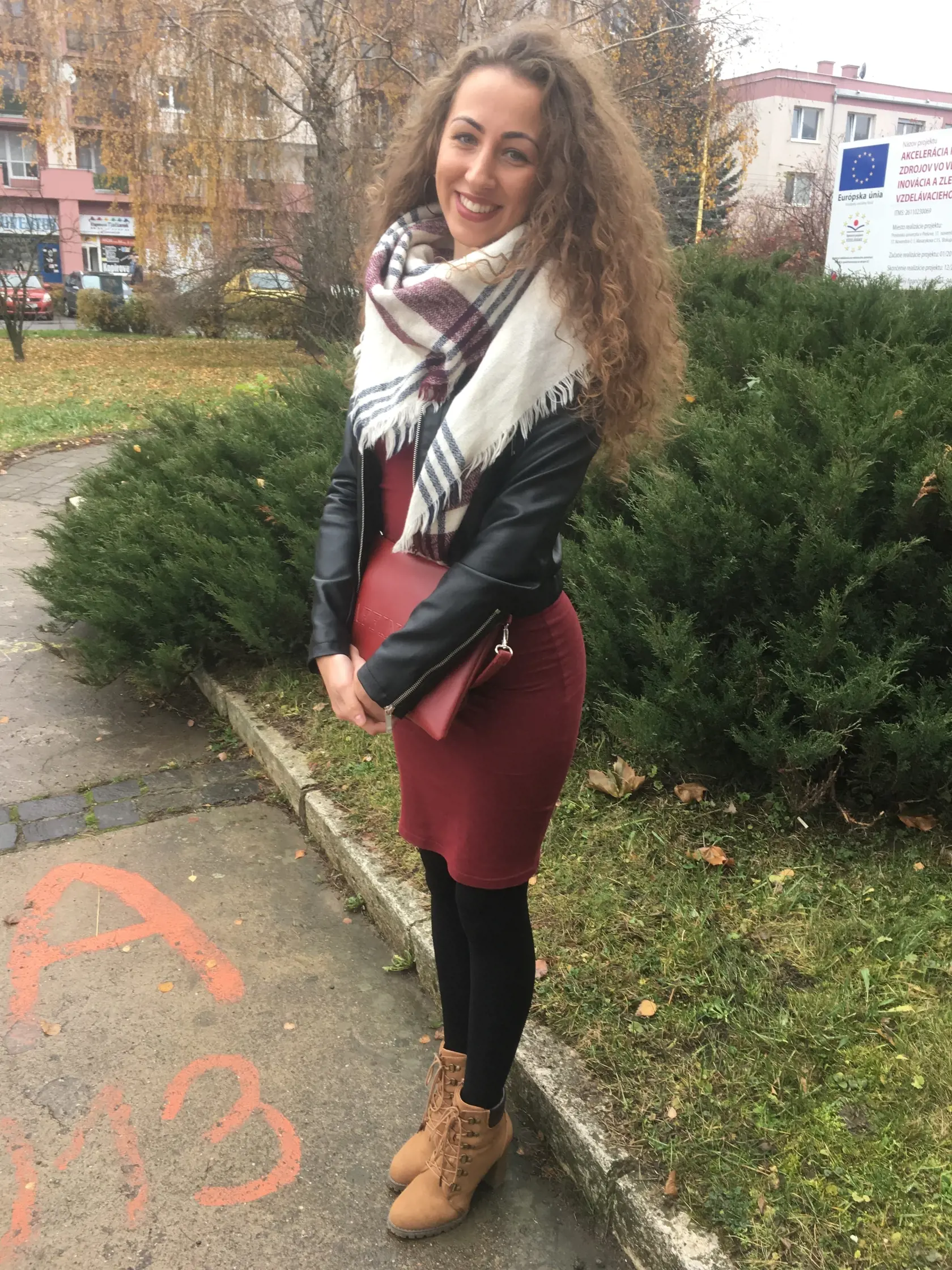 Martina Michalíková (19), Hlinné. Študuje predškolskú elementárnu pedagogiku na Prešovskej univerzite, má rada moderný štýl. NÁZOR STYLISTU: Šatka sa jej k celkové štýlu vôbec nehodí. Topánky sú úplne odveci. Upravená je pekne.