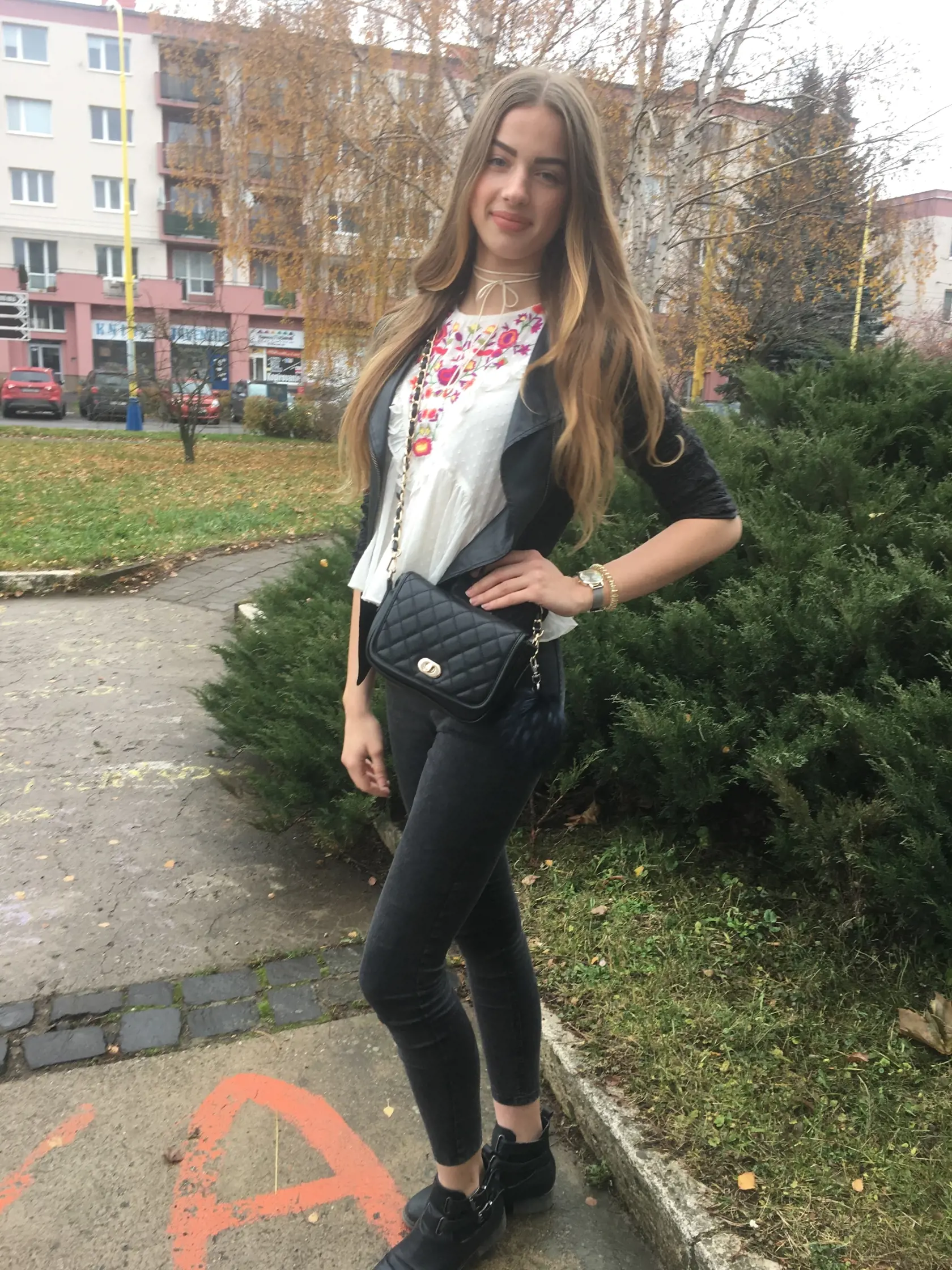 Michaela Olejníková (20) z Prešova študuje predškolskú pedagogiku na Prešovskej univerzite, má rada moderný štýl s prvkami folklóru. NÁZOR STYLISTU: Celkový outfit je v poriadku, ale topánky jej k tomu nesedia.