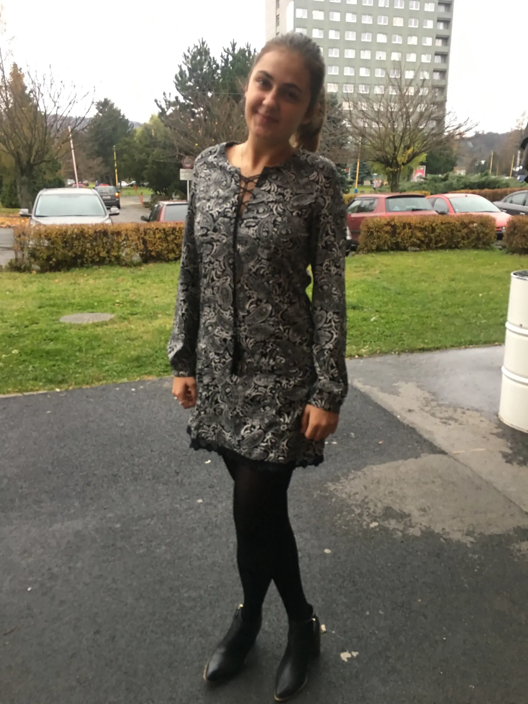 Ela Leštáková (22) z Košíc je budúcou pedagogičkou, má rada pohodlnú a ležérnu módu, najmä veľké svetre. NÁZOR STYLISTU: Vyzerá v tých šatách nevýrazne, mohla zvoliť iné farby.