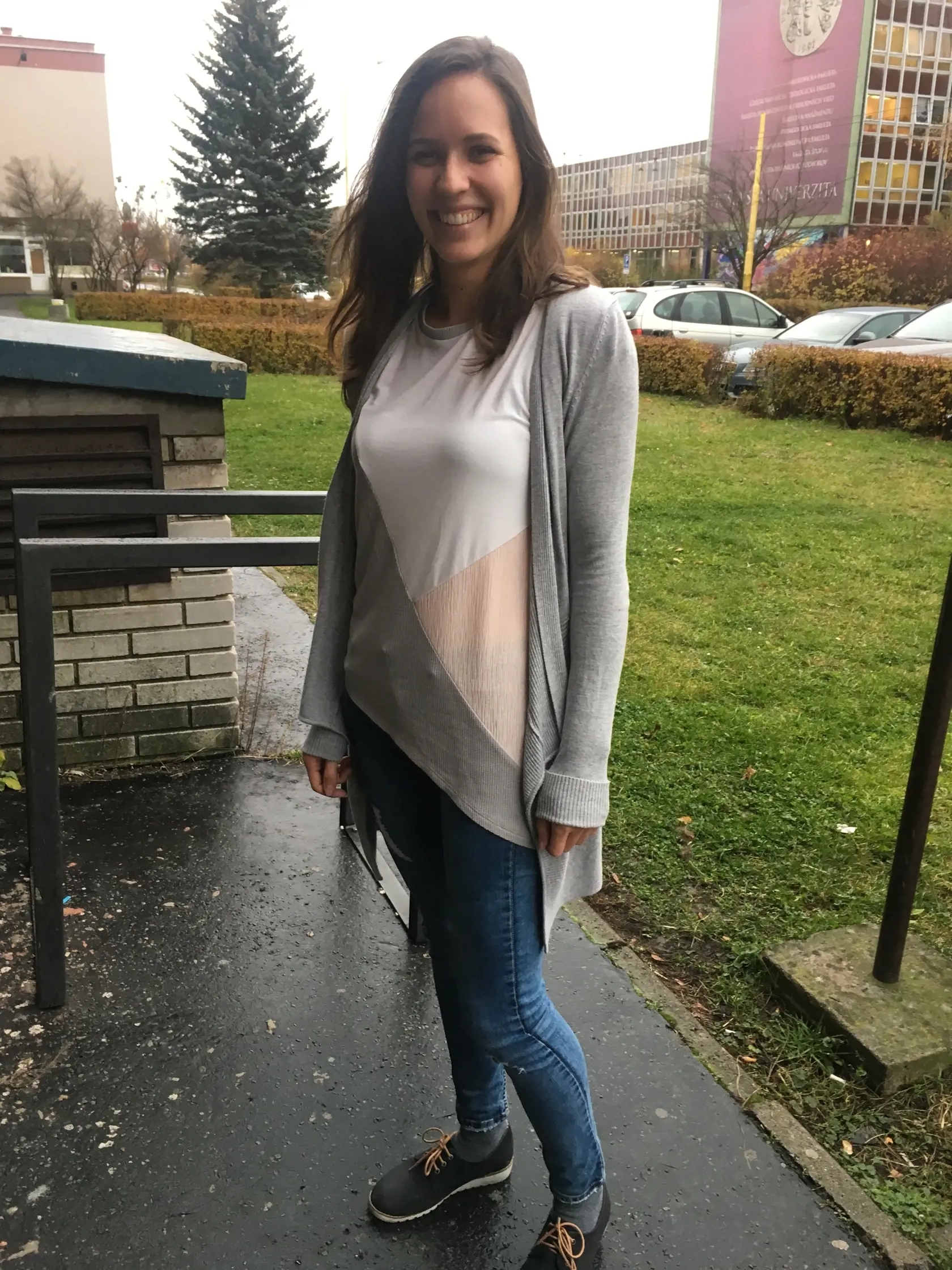 Lenka Ferencová (25) z Prešova študuje špeciálnu pedagogiku na Prešovskej univerzite, má rada mestský štýl. NÁZOR STYLISTU: Verím, že si len odskočila z domu niečo kúpiť a zabudla na to, aké má ponožky. Do tých topánok sa vôbec nehodia.